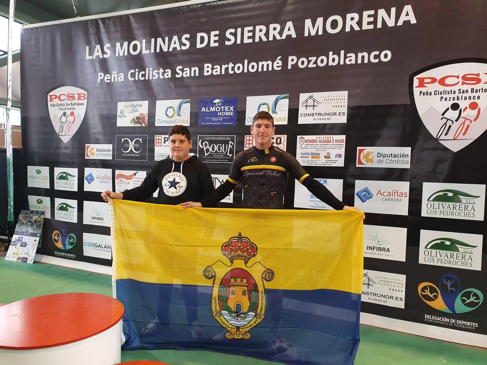 Raúl gerena, junto a su hermano, con la bandera de Algeciras