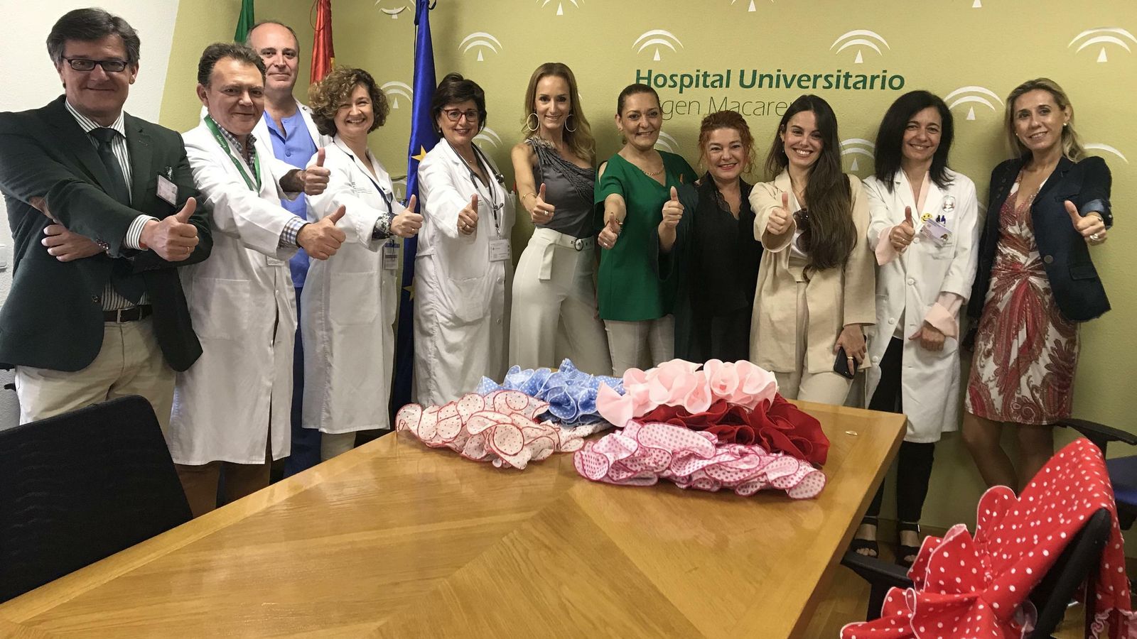 Momento de la entrega de los trajes de flamenca a los niños y sus familias, con Sandra Ibarra en el centro.