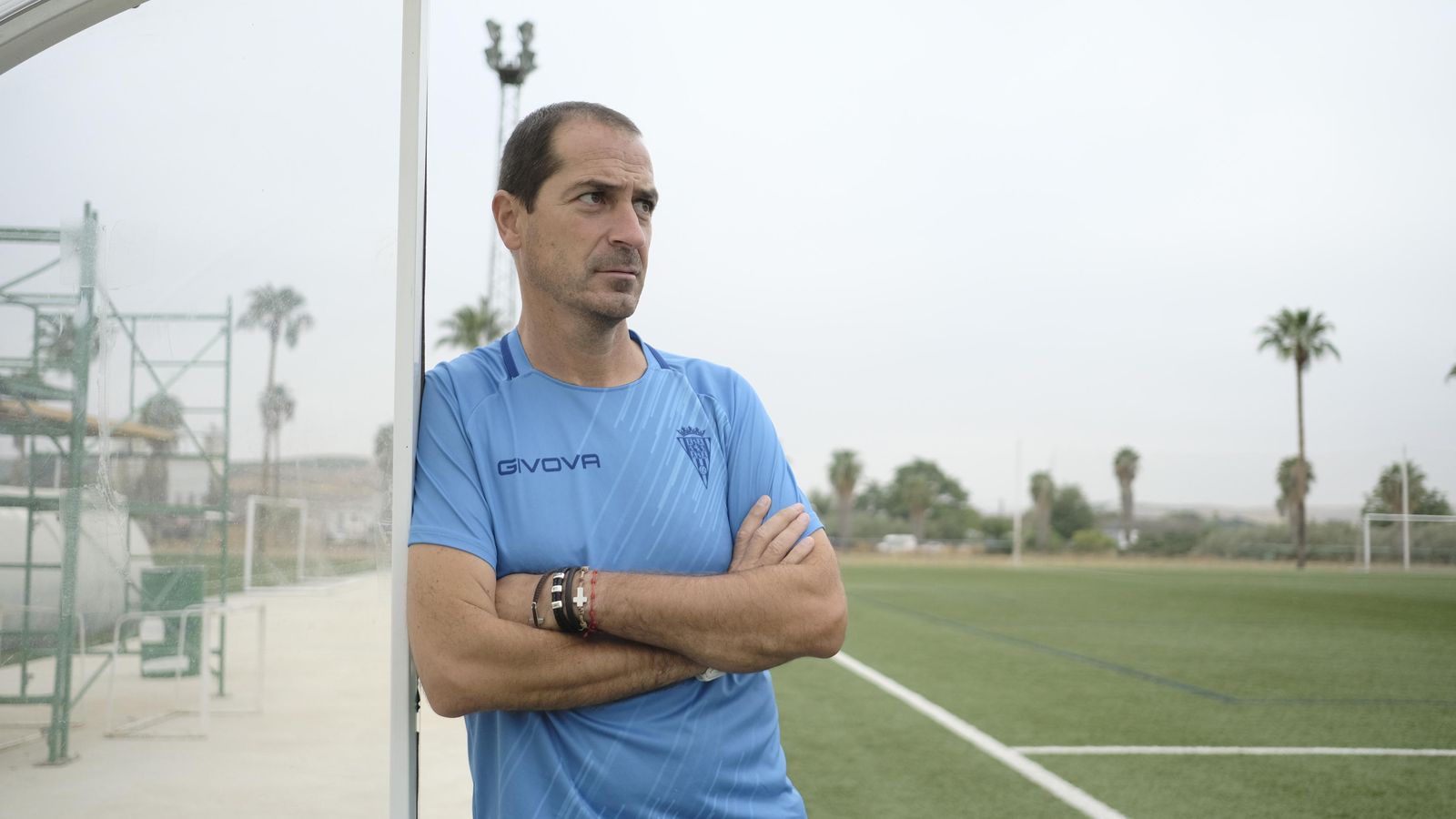 Diego Caro posa para 'el Día' junto a un banquillo de la Ciudad Deportiva.