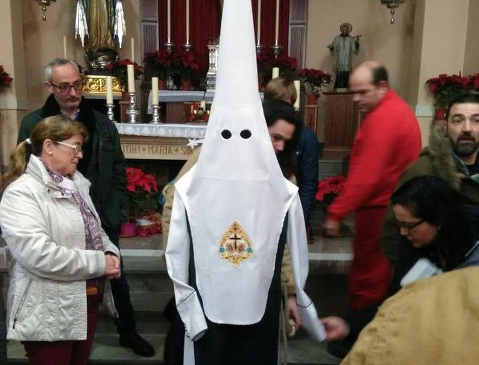 La Milagrosa presenta la túnica que vestirán sus nazarenos