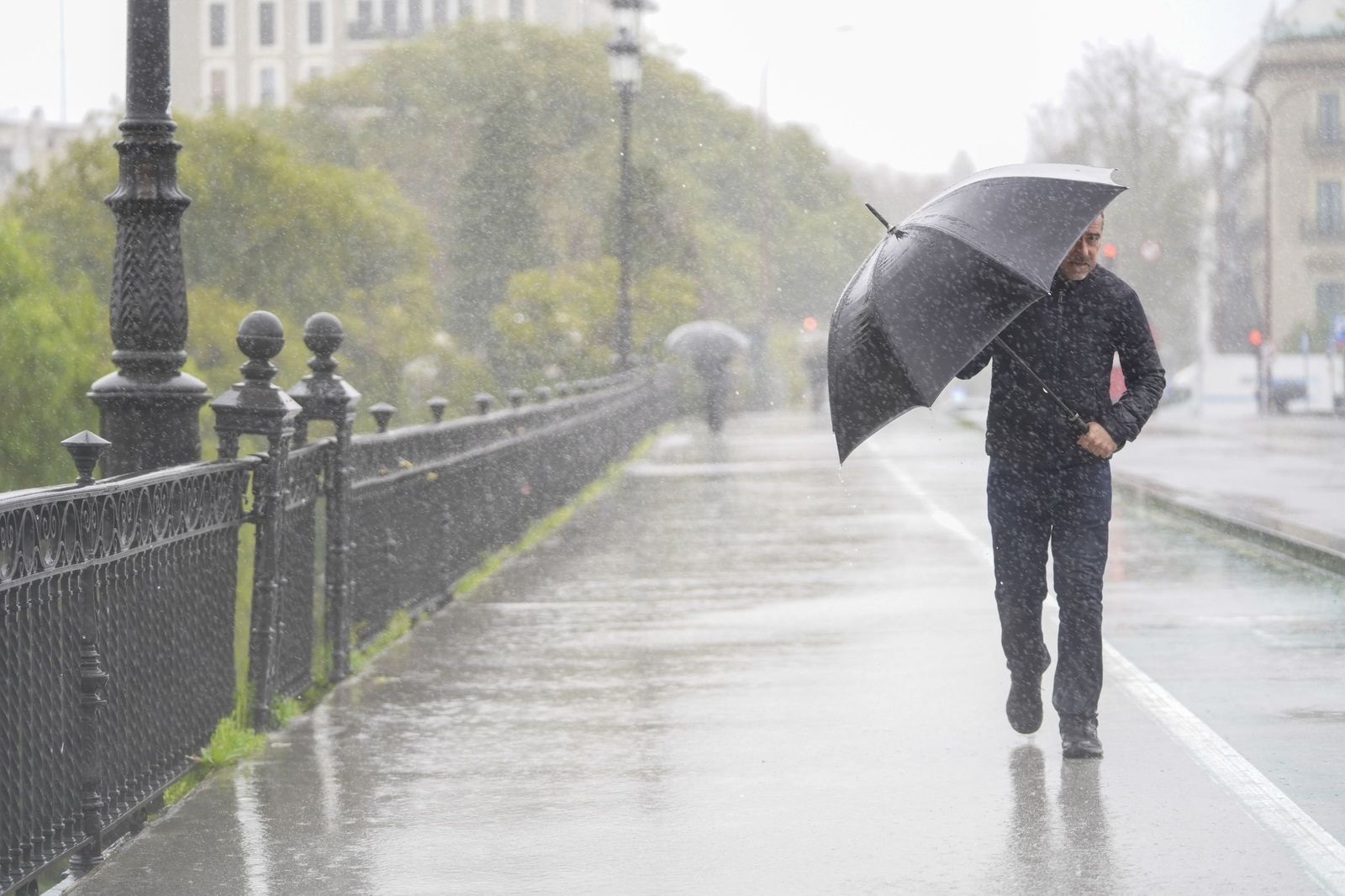 La intensa lluvia en Sevilla al paso de la Borrasca Leonardo en fotos
