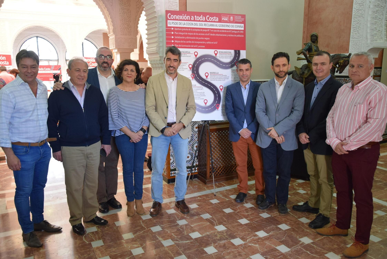 Los alcaldes y dirigentes socialistas, tras su reunión de ayer.