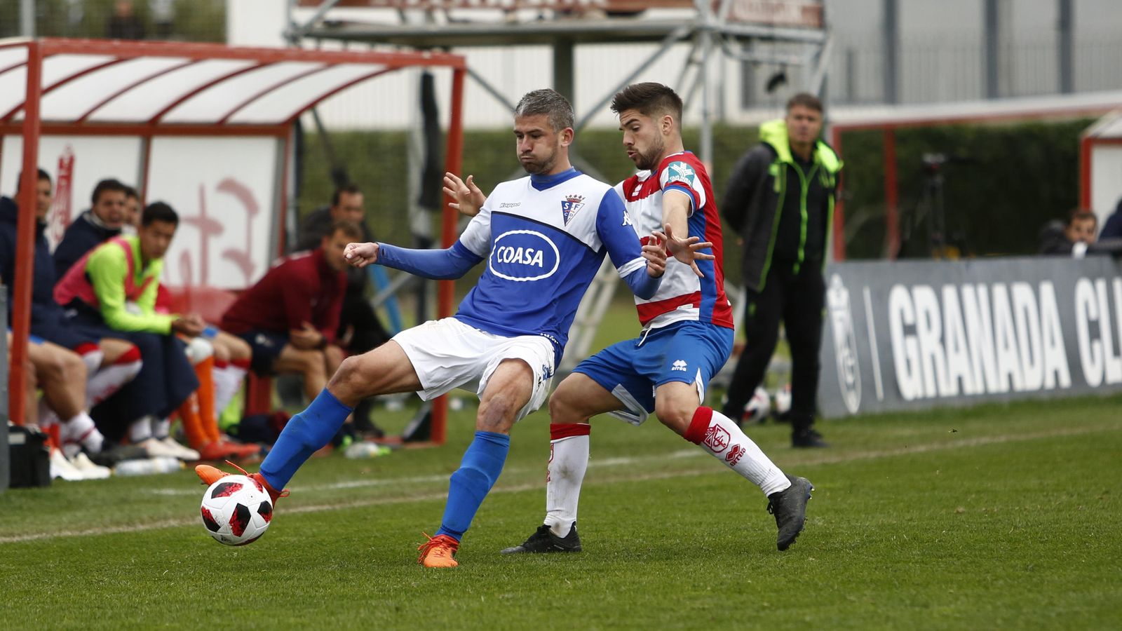 El lateral del Recreativo Paco Torres presiona a Pau Franch.