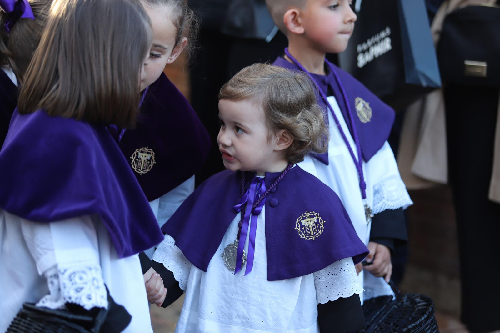 Imágenes de la procesión del Descendimiento por las  calles de Huelva