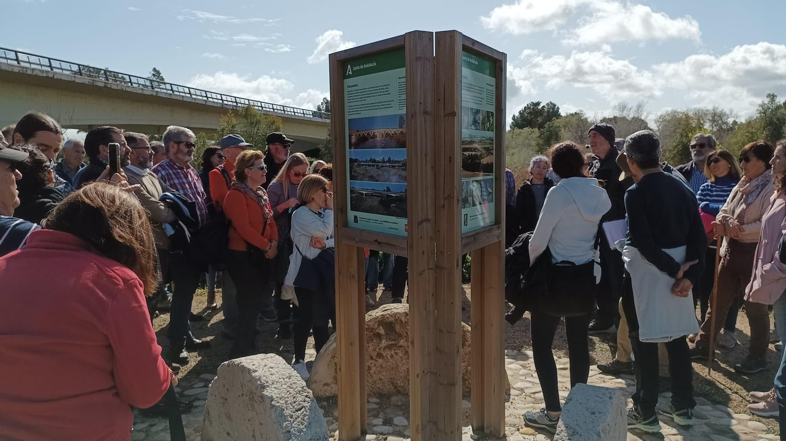 Multitudinaria visita guiada al puente de Cartuja en Jerez