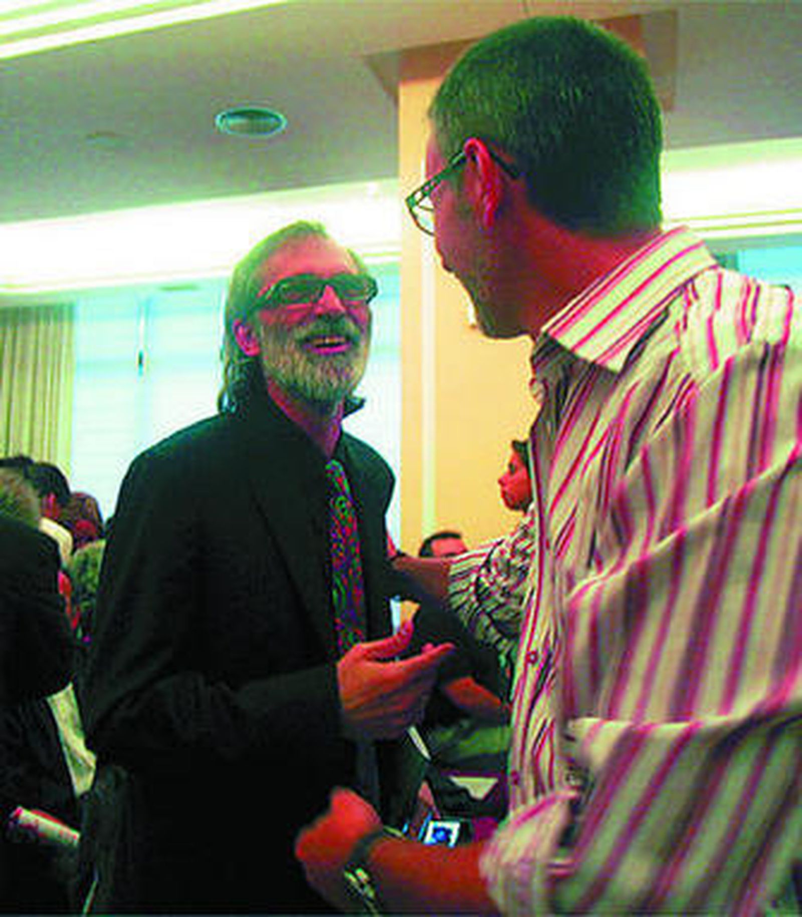 Pérez Peralta saluda en la asamblea local de 2008 a su por entonces rival en las urnas, Francisco Piniella.