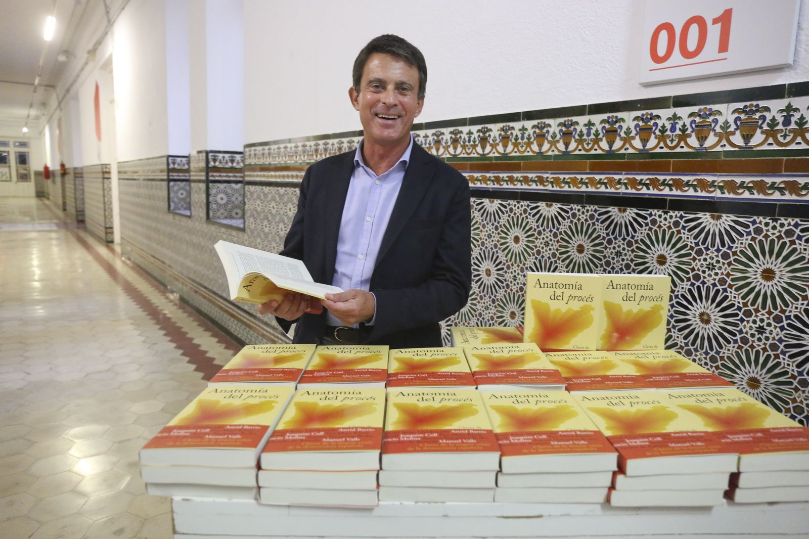 Manuel Valls, con algunos ejemplares de 'Anatomía del procés', ayer, en La Térmica.