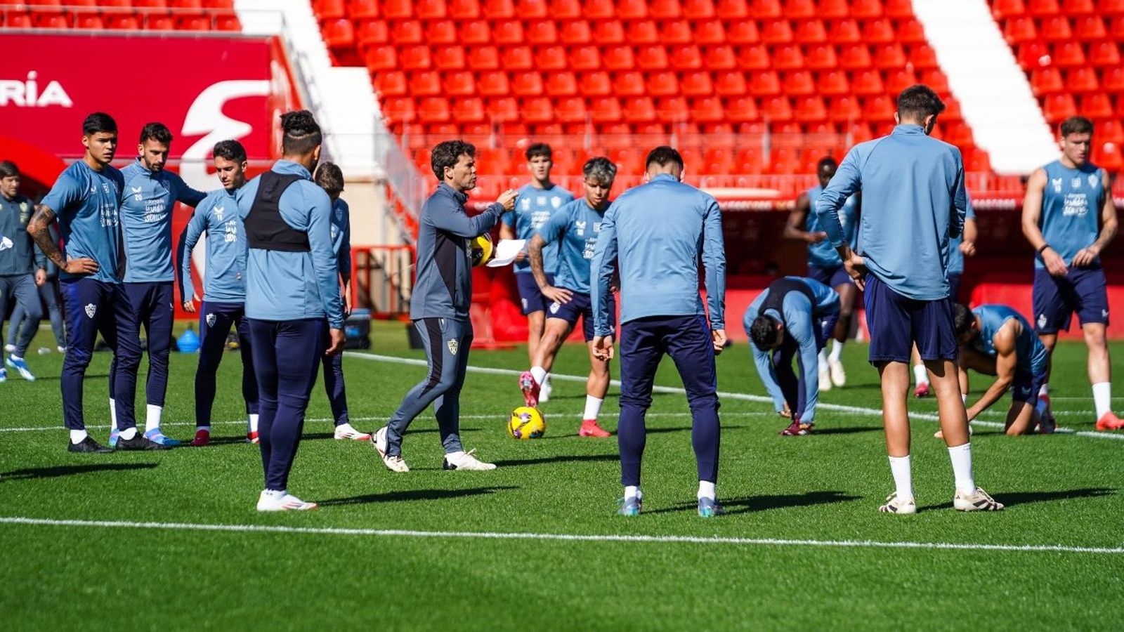 Rubi se dirige a sus futbolistas sobre el verde de los Juegos Mediterráneos.