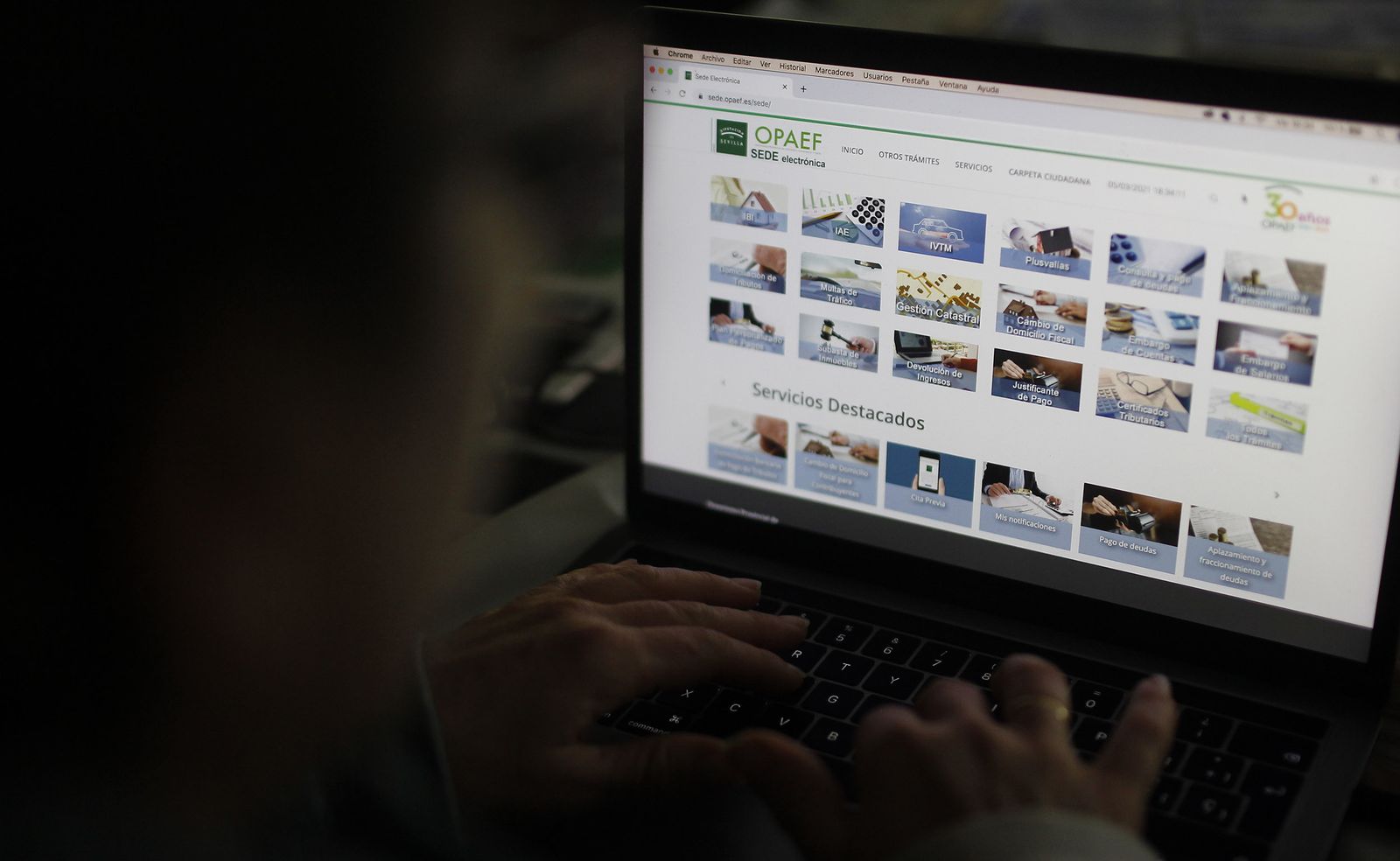 Un usuario consulta la sede electrónica del Opaef, a través de la cual se realizaron en 2020 unas 16.000 consultas y trámites.