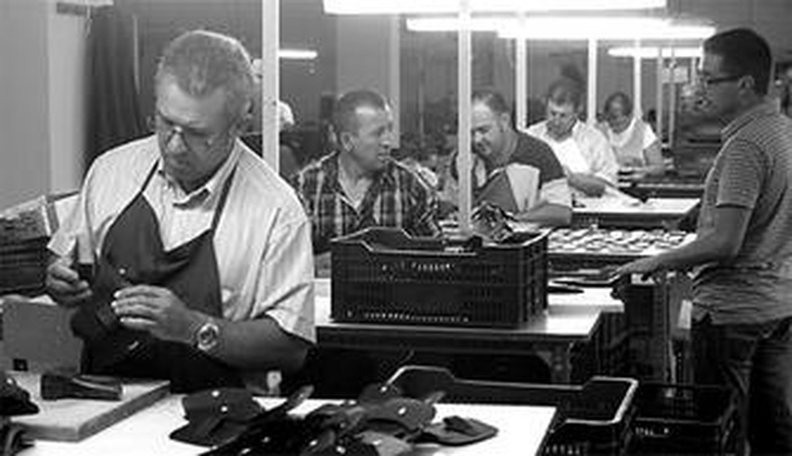Trabajadores en una fábrica de piel de Ubrique.