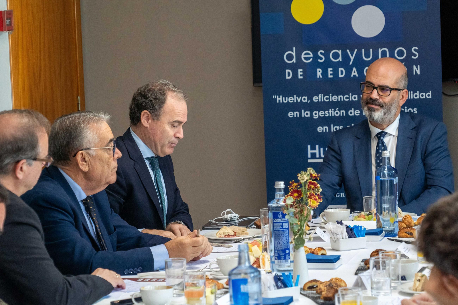 Imágenes del desayuno de redacción 'Huelva, eficiencia y sostenibilidad en la gestión de los servicios en las ciudades'