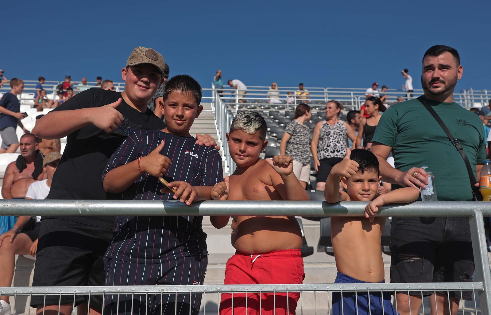 Búscate durante el Granada - Al Nassr en el Ciudad de La Línea