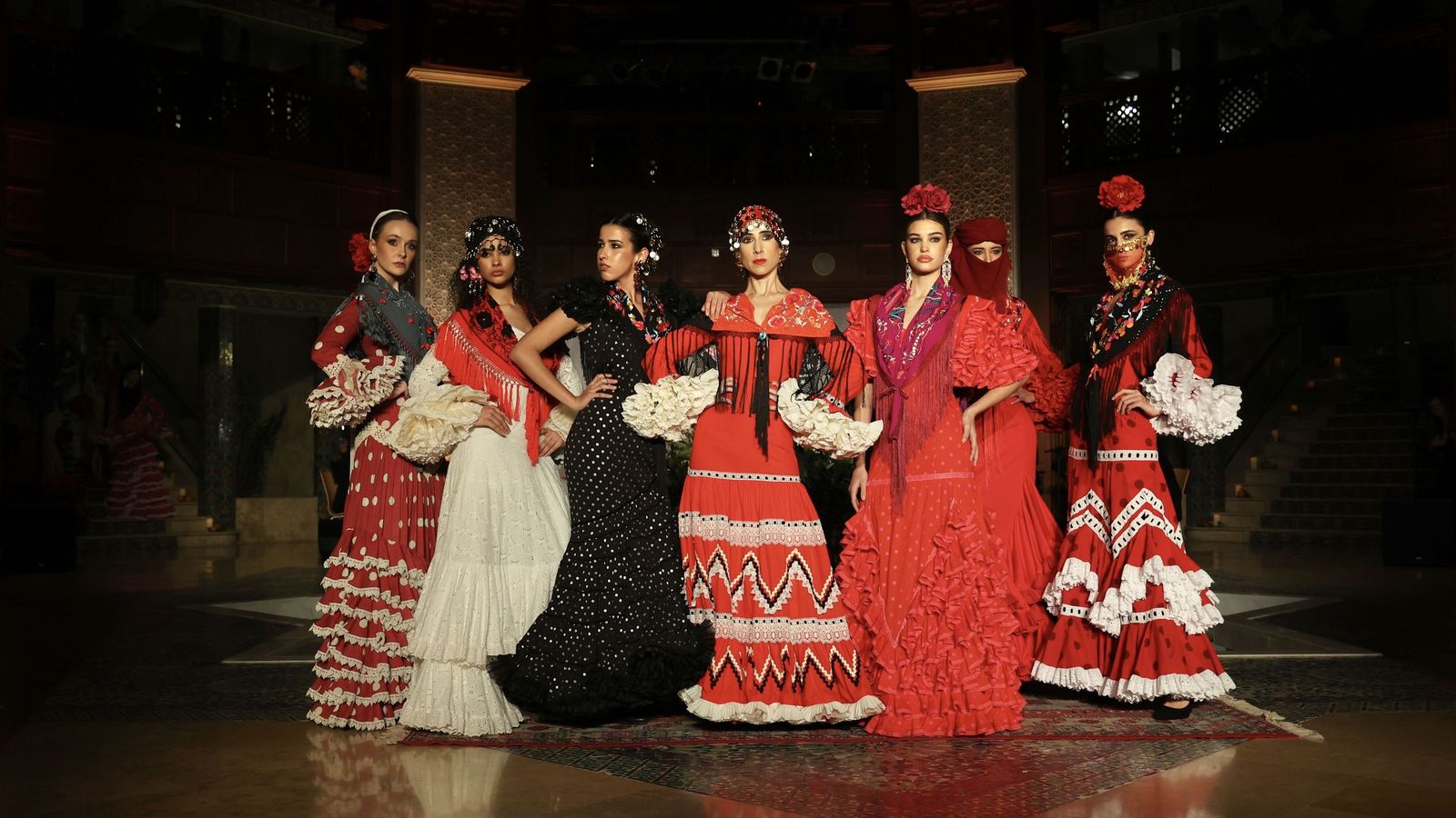 El trinomio negro, rojo y blanco nunca falta en las colecciones de Rocío Peralta.