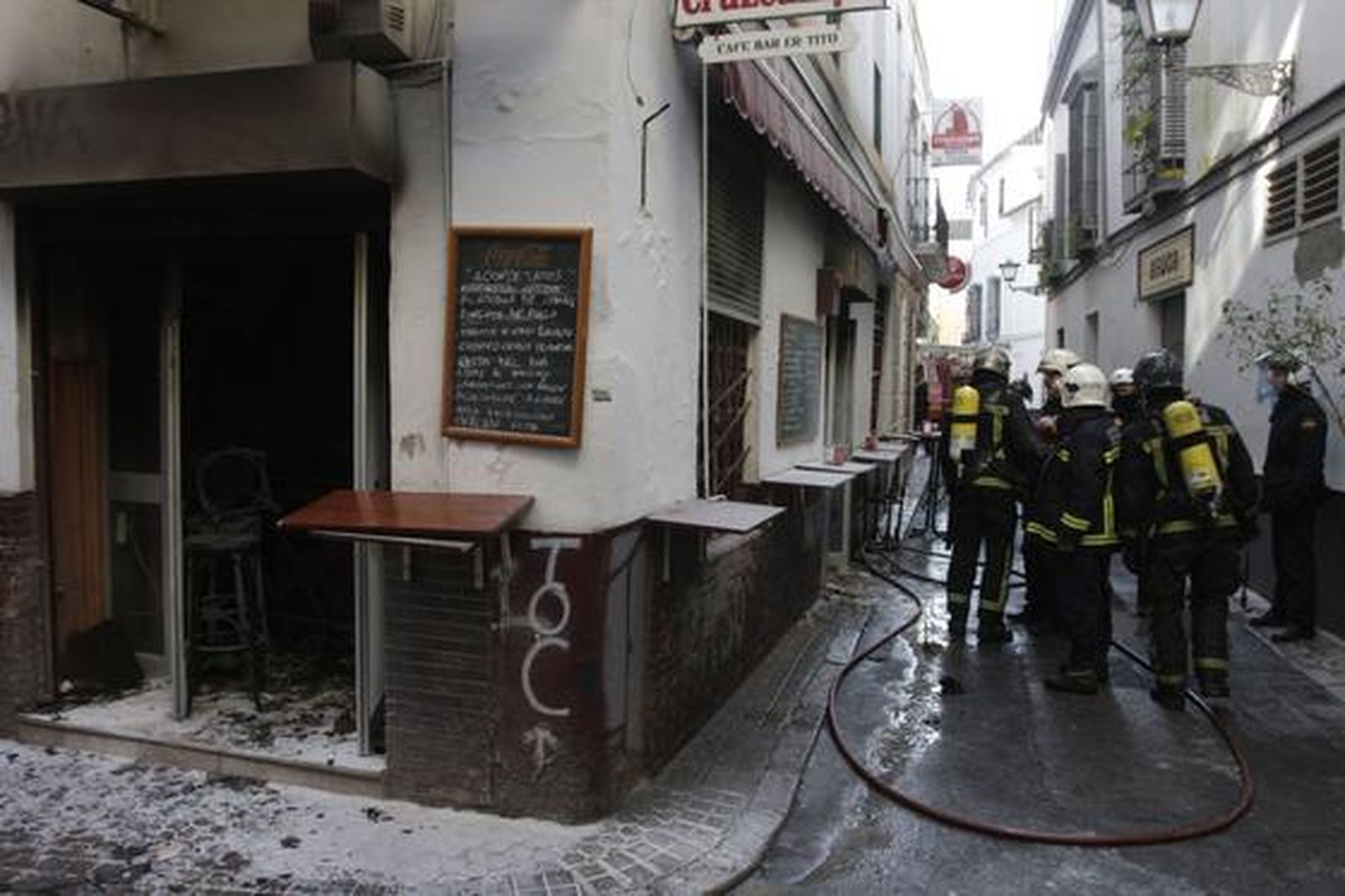 Estado en el que ha quedado la fachada del bar tras el suceso.

Foto: Ruesga Bono/José Ángel García