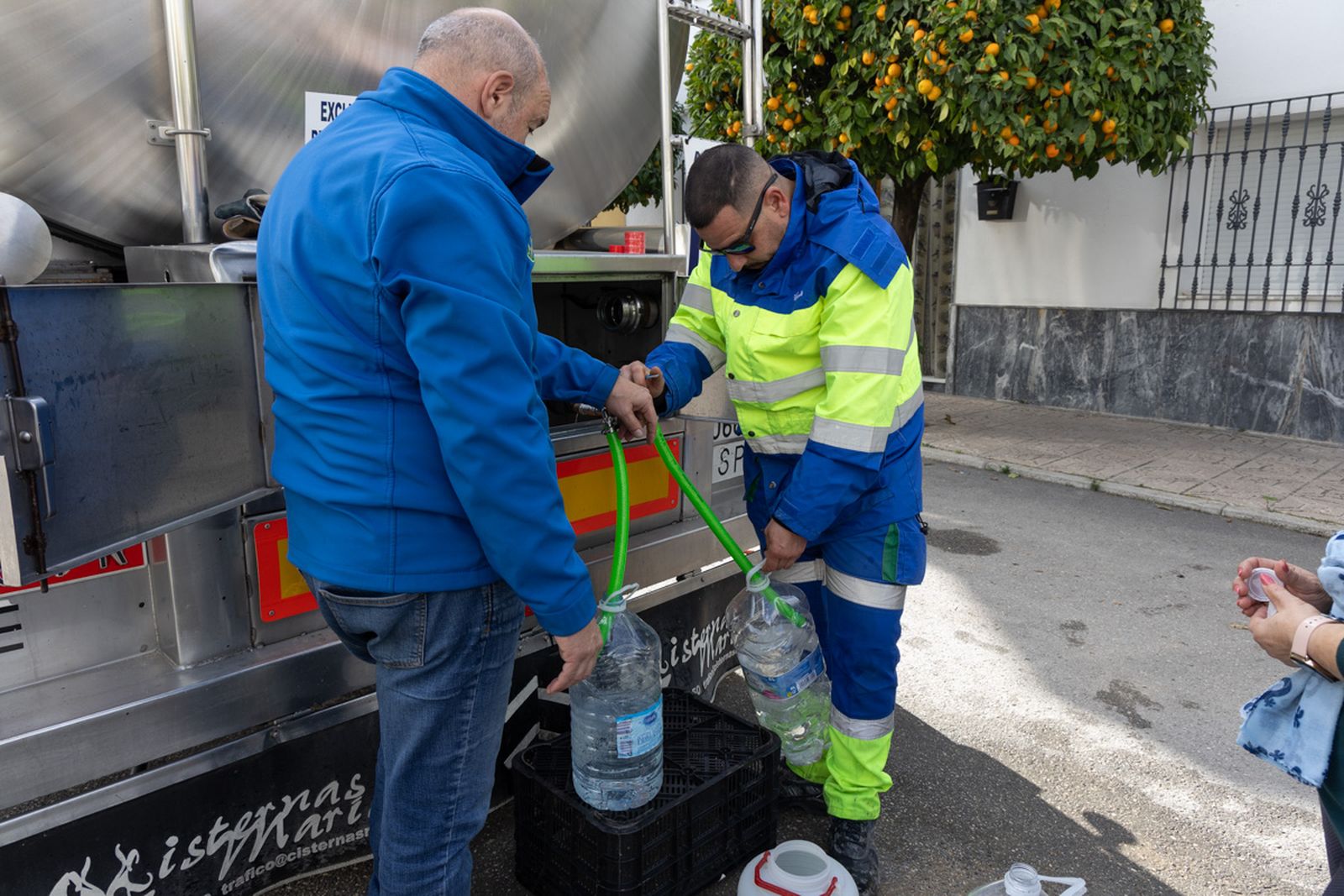 Reparten agua en Mote Lope Alvárez tras prohibir su consumo por presencia de bromato