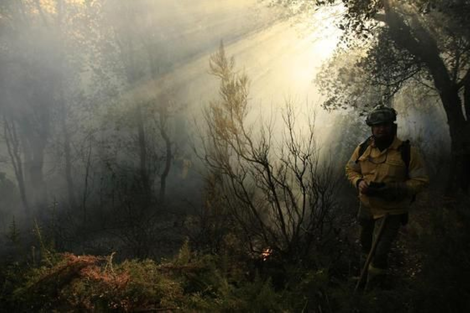 Retenes trabajan entre humo

Foto: Javier Flores
