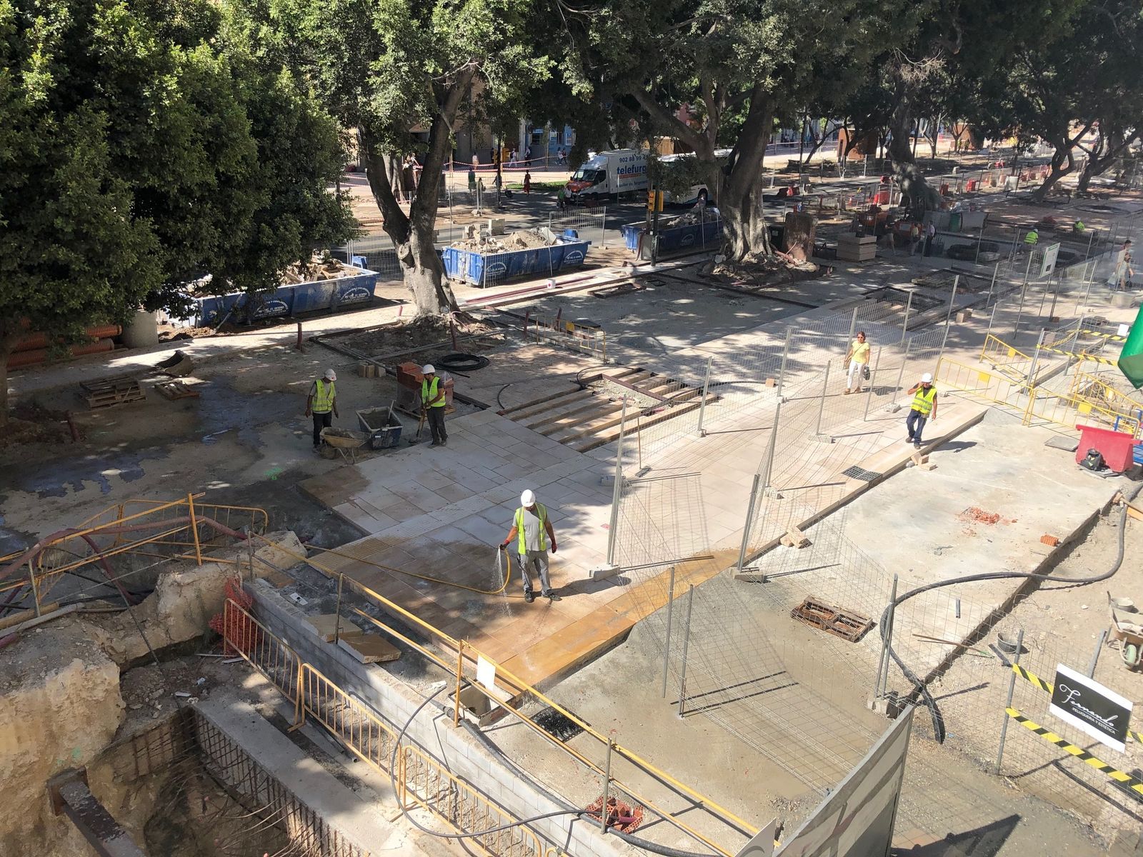 Operarios trabajando en la obra de peatonalización del lateral norte de la Alameda.