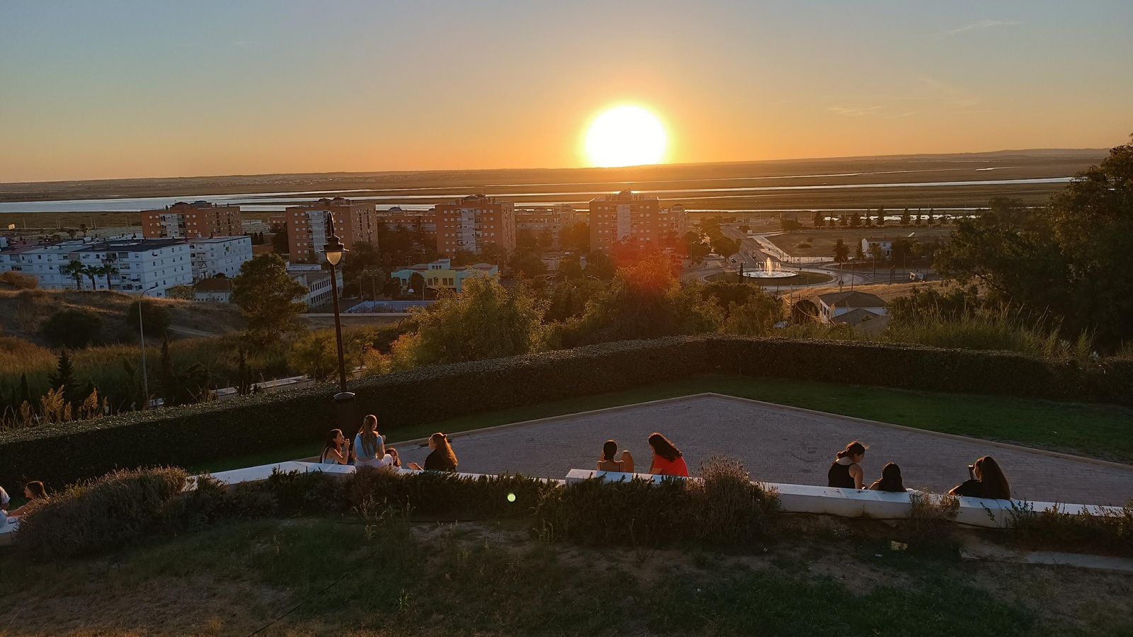 La puesta de sol sobre las Marismas del Odiel desde el Mirador de la Cinta.
