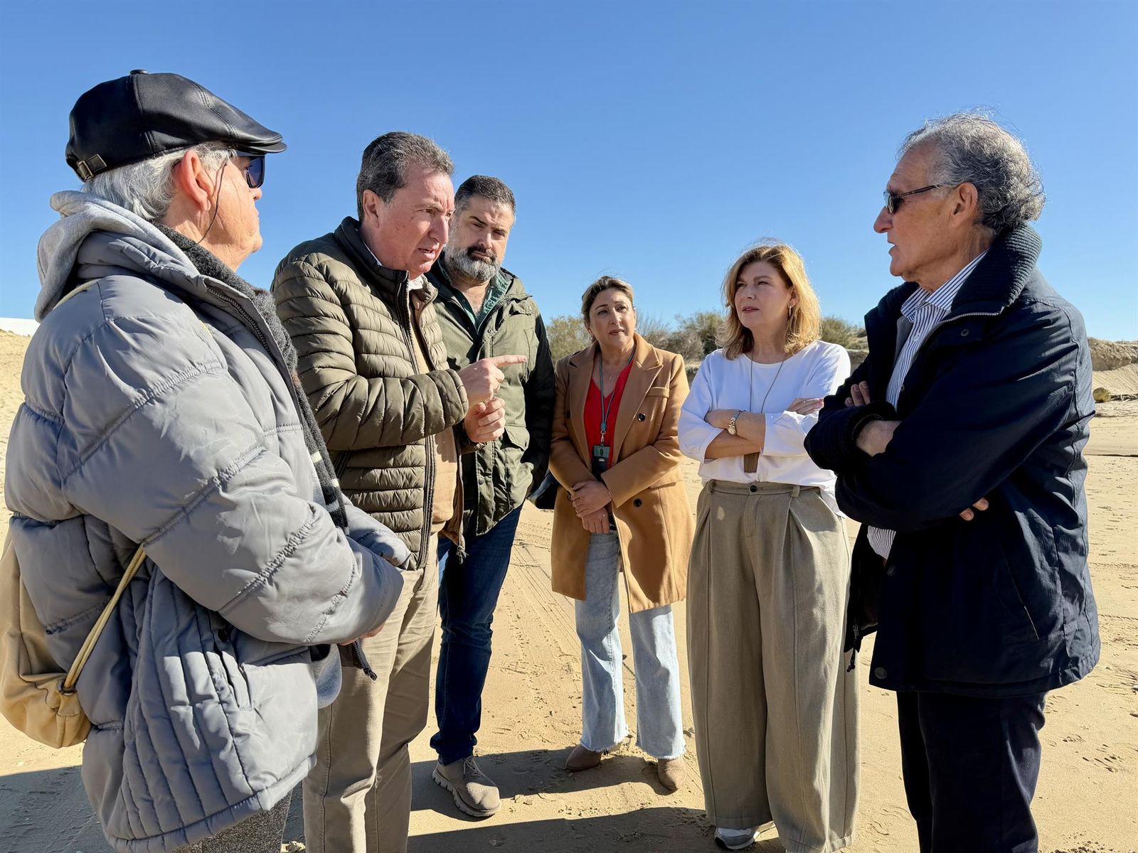 El presidente del PP de Huelva y parlamentario andaluz, Manuel Andrés González, junto a otros representantes populares y vecinos en la playa de El Portil.