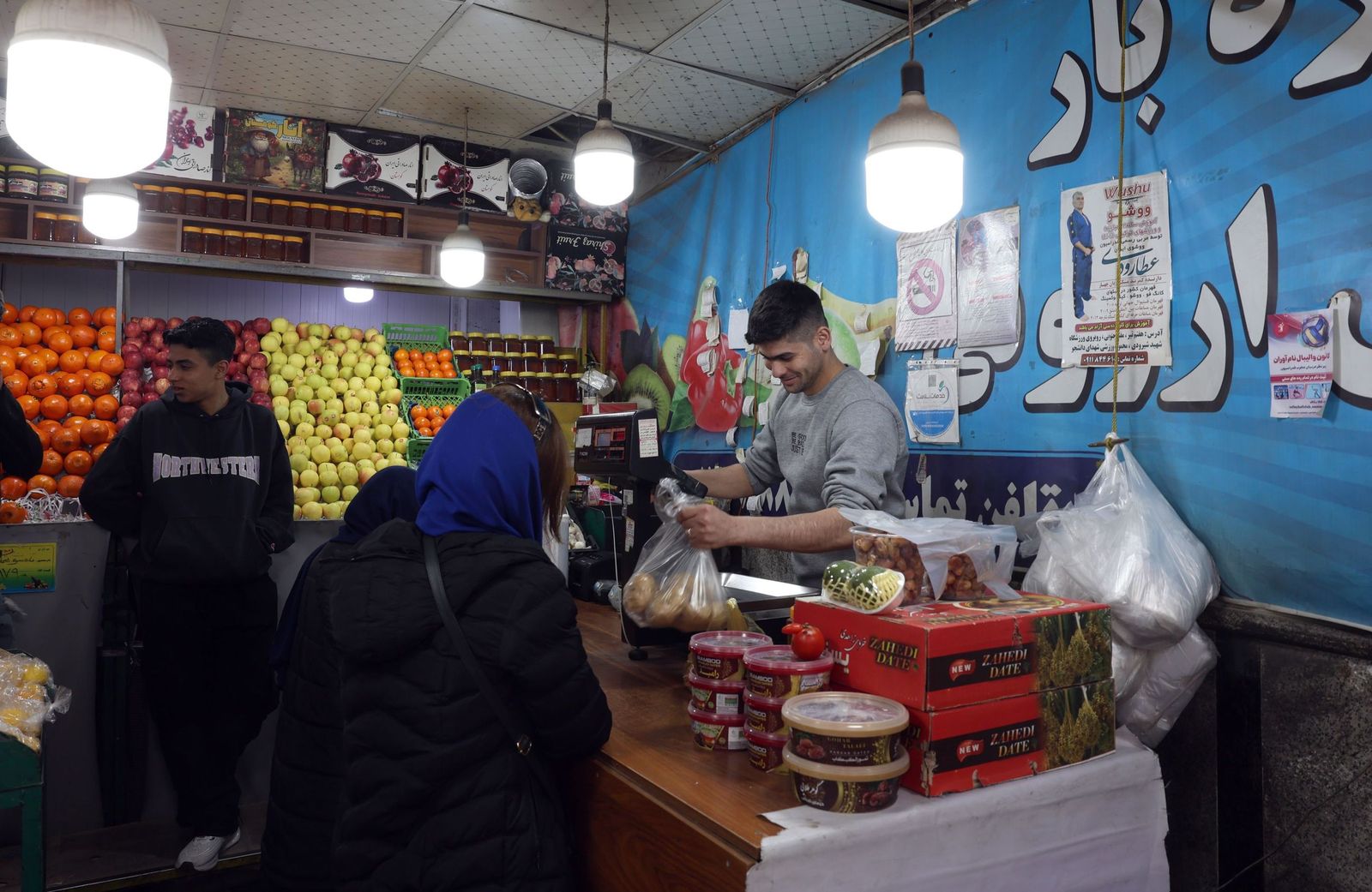 La vida sigue entre los habitantes de Teherán: compras, trabajos, pasear al perro...