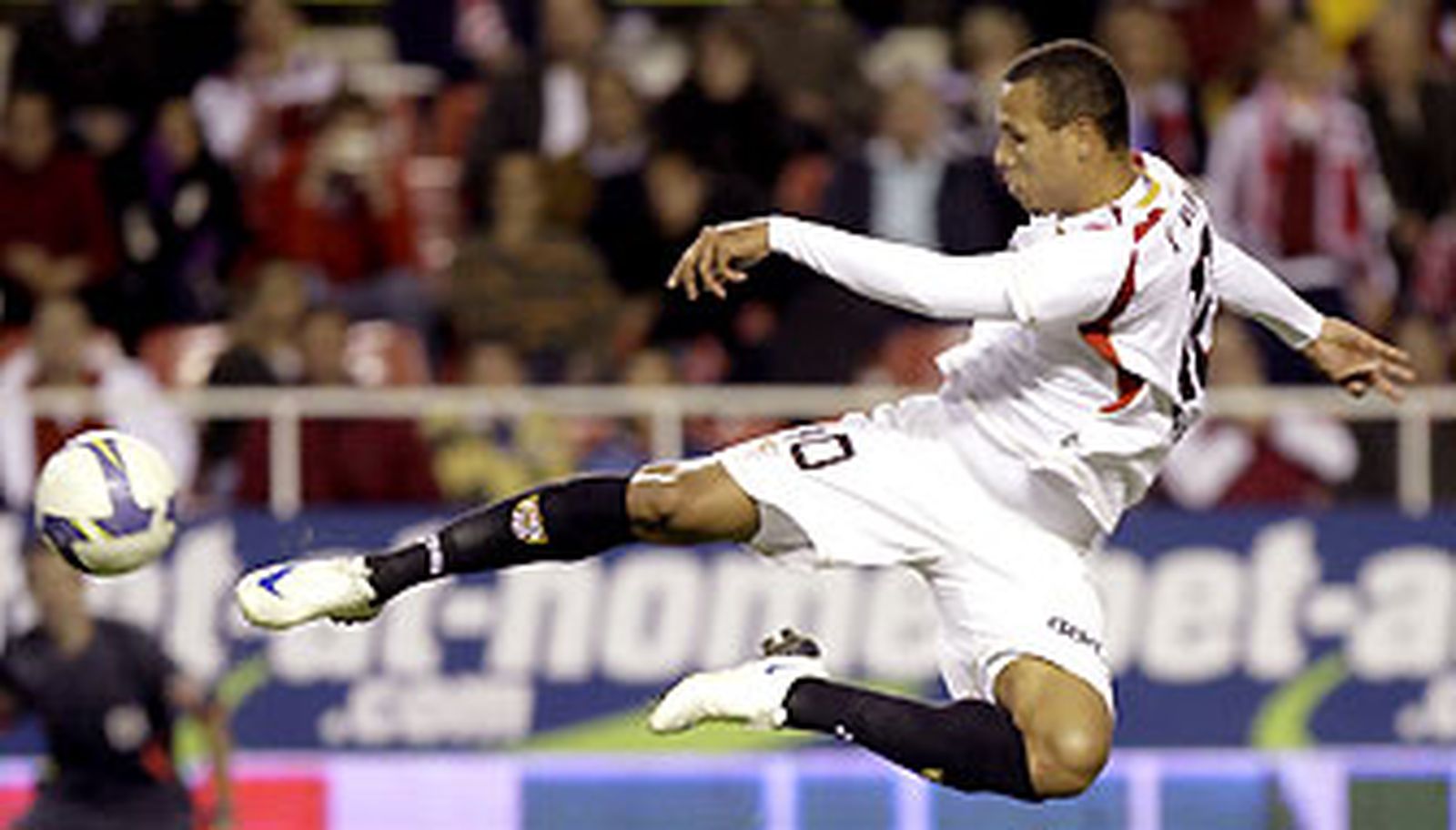 Luis Fabiano desvanece las ilusiones de la Ponferradina (4-0)