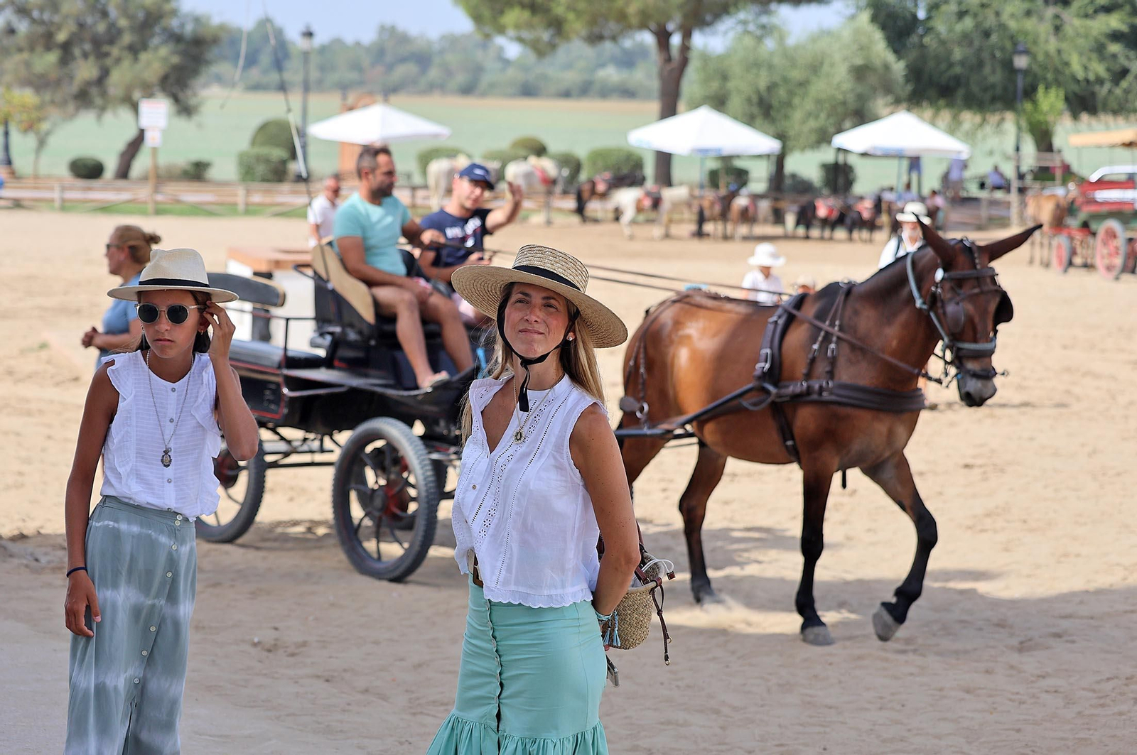 Imágenes del ambiente en el Rocío Chico en la mañana del sábado