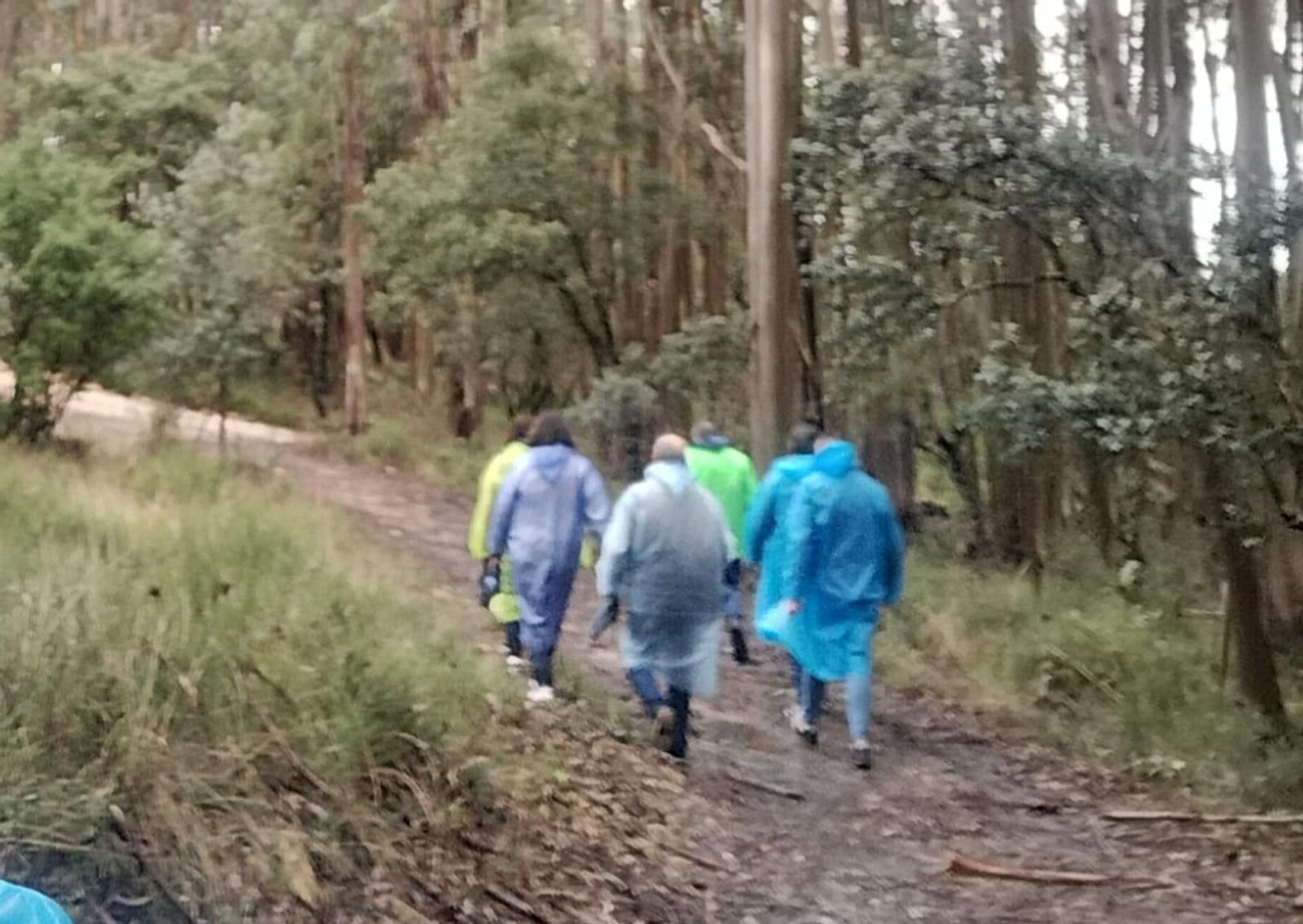 Familiares y amigos del desaparecido en las tareas de búsqueda en Fátima.