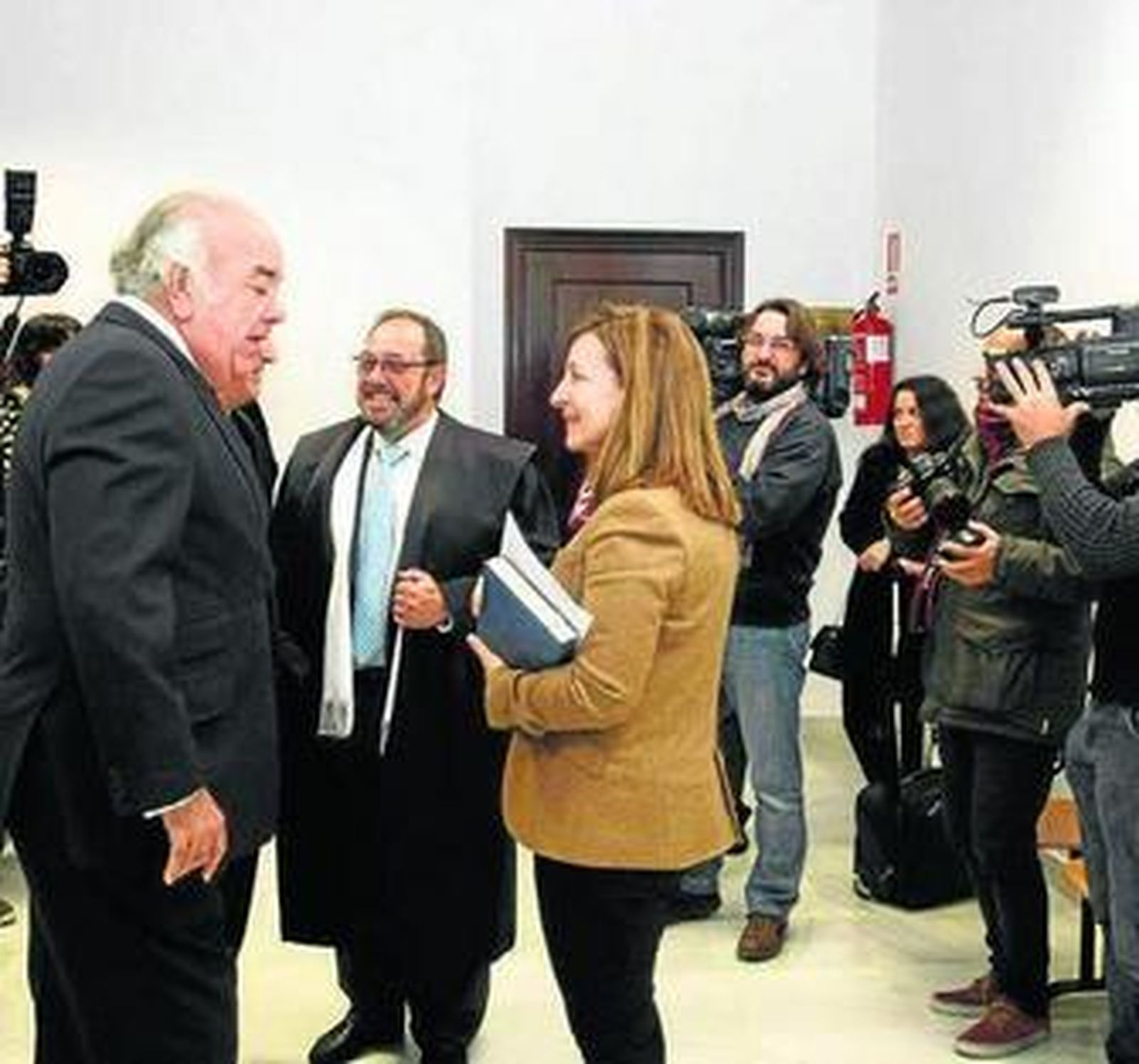 La ex alcaldesa de Jerez habla con su abogado, Juan Pedro Cosano.