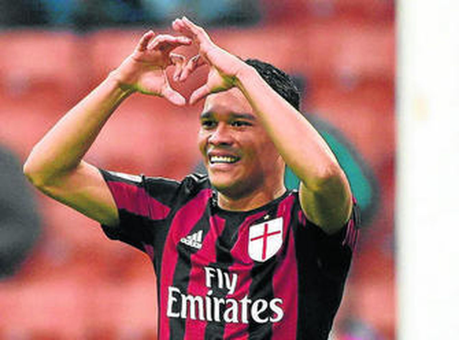 Bacca celebra uno de los ocho goles que ha marcado con el Milan en Liga.