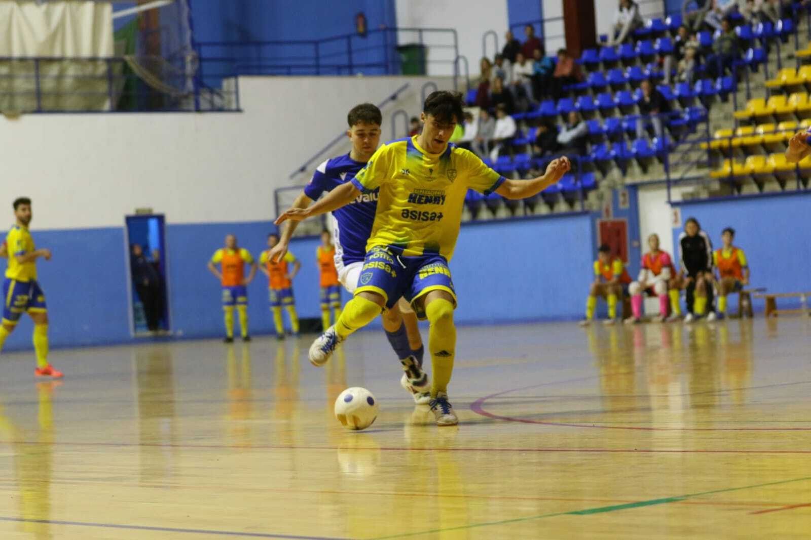 Lance del partido disputado este sábado por los pupilos de Déborah Fernández en Écija.