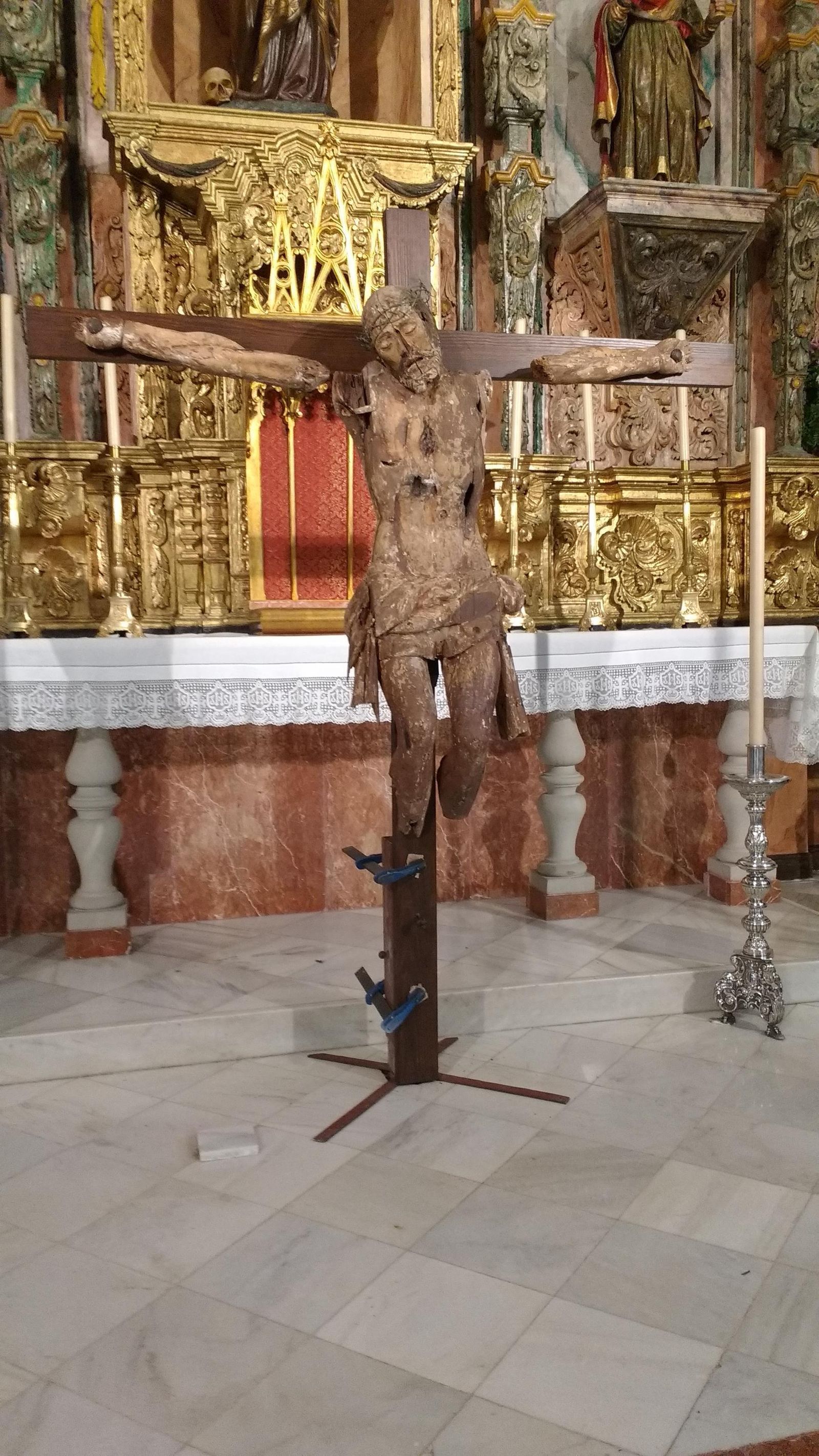 El restaurador Ismael Rodríguez-Viciana, trabajando en su conservación.