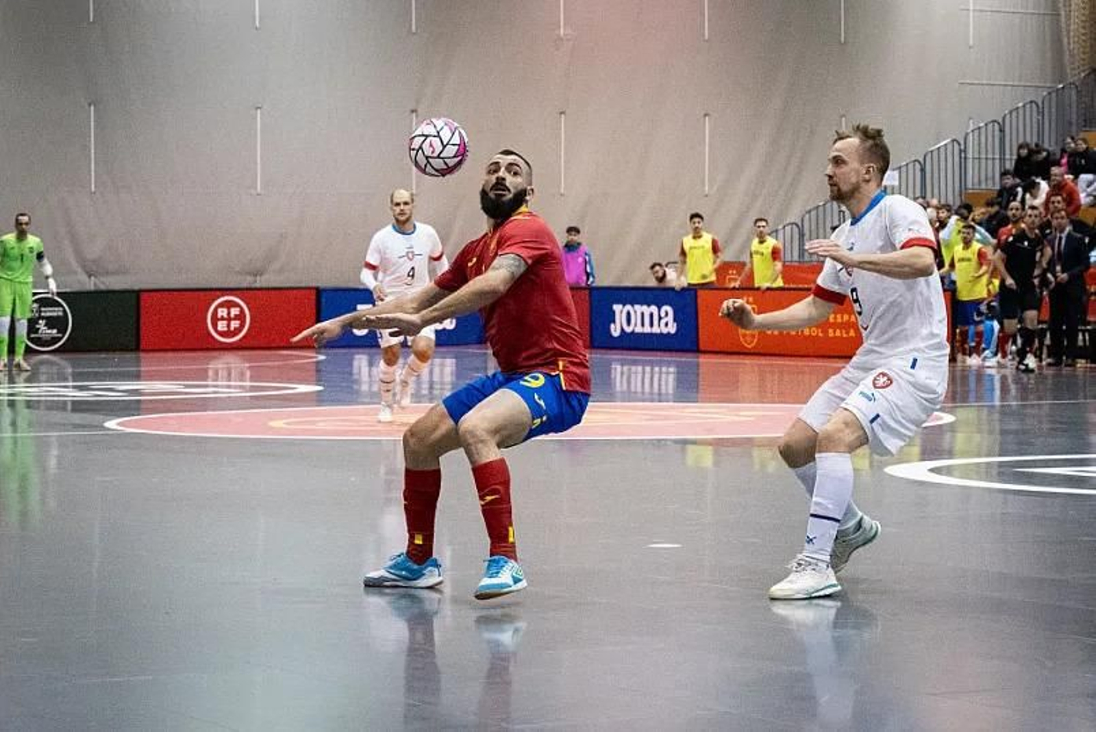 El almeriense Juan Emilio intenta proteger un balón de espaldas durante uno de sus últimos encuentros con la selección española.