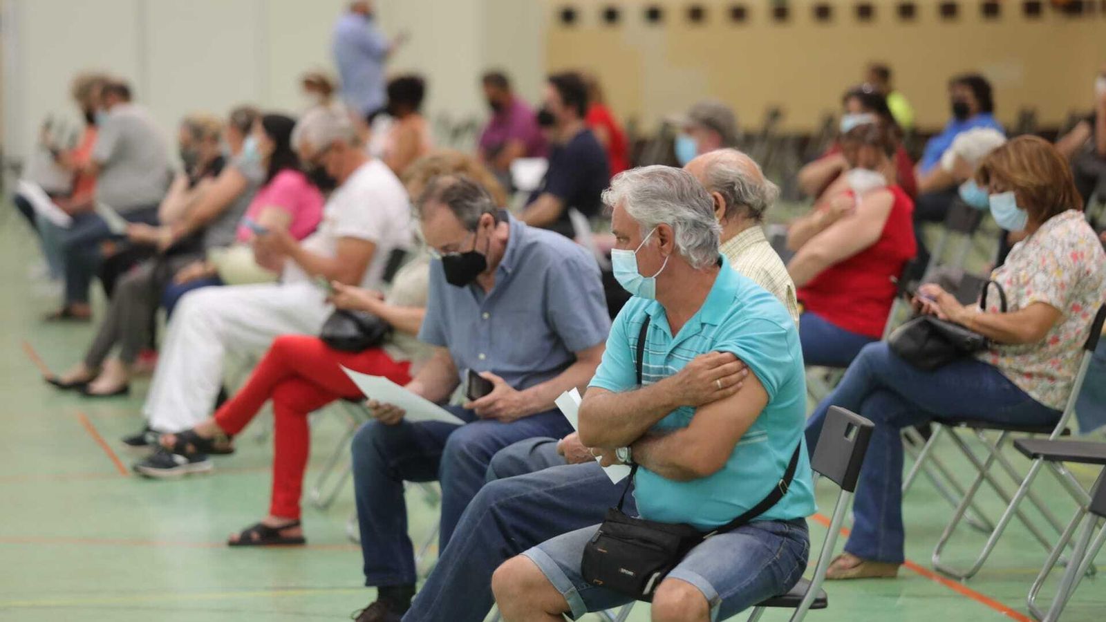 Vacunados en el Vega Veguita durante el tiempo de espera para comprobar que no tienen efectos secundarios.