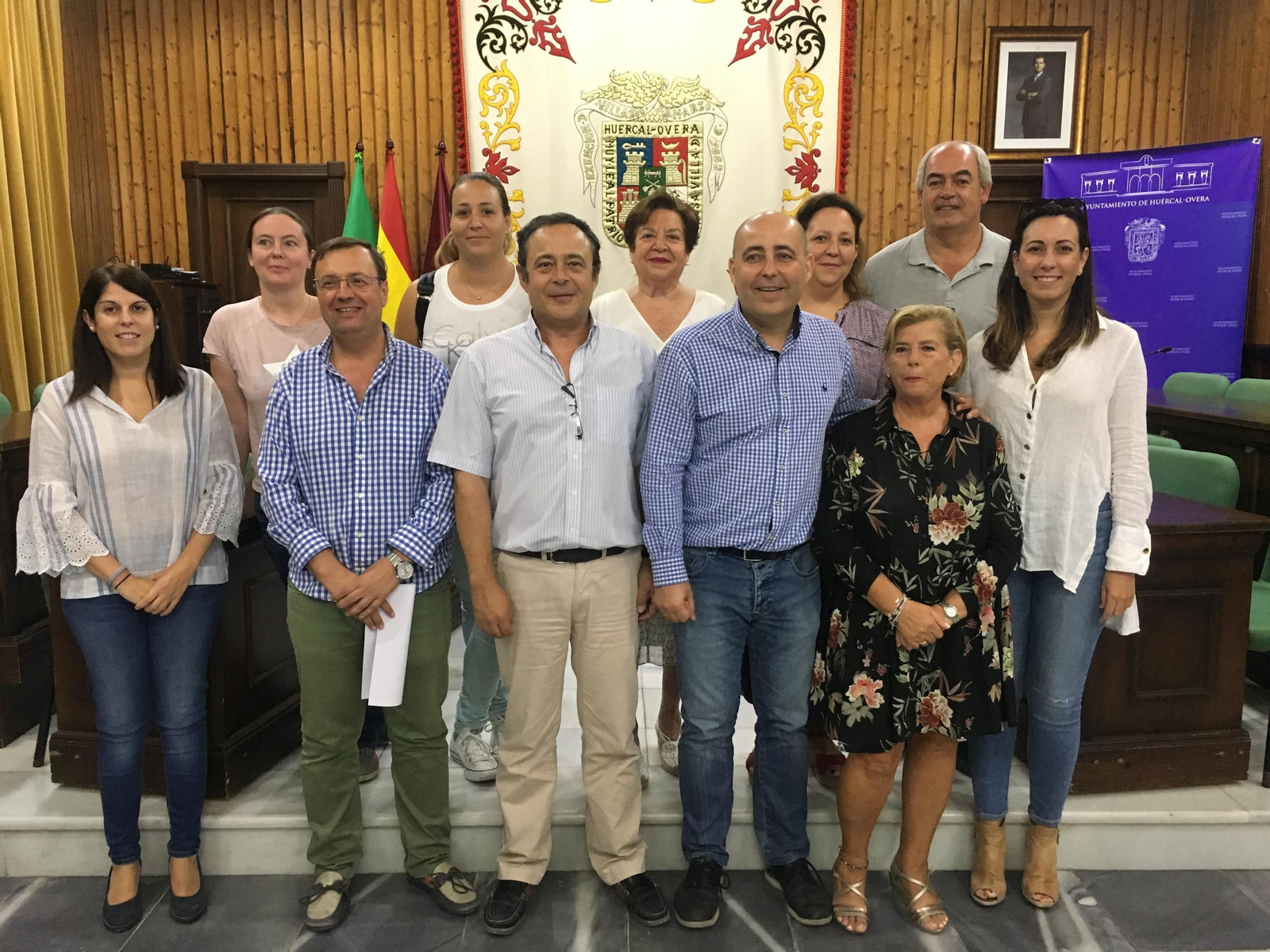 Foto de familia con el alcalde, concejales y representantes de las hermandades y asociaciones.