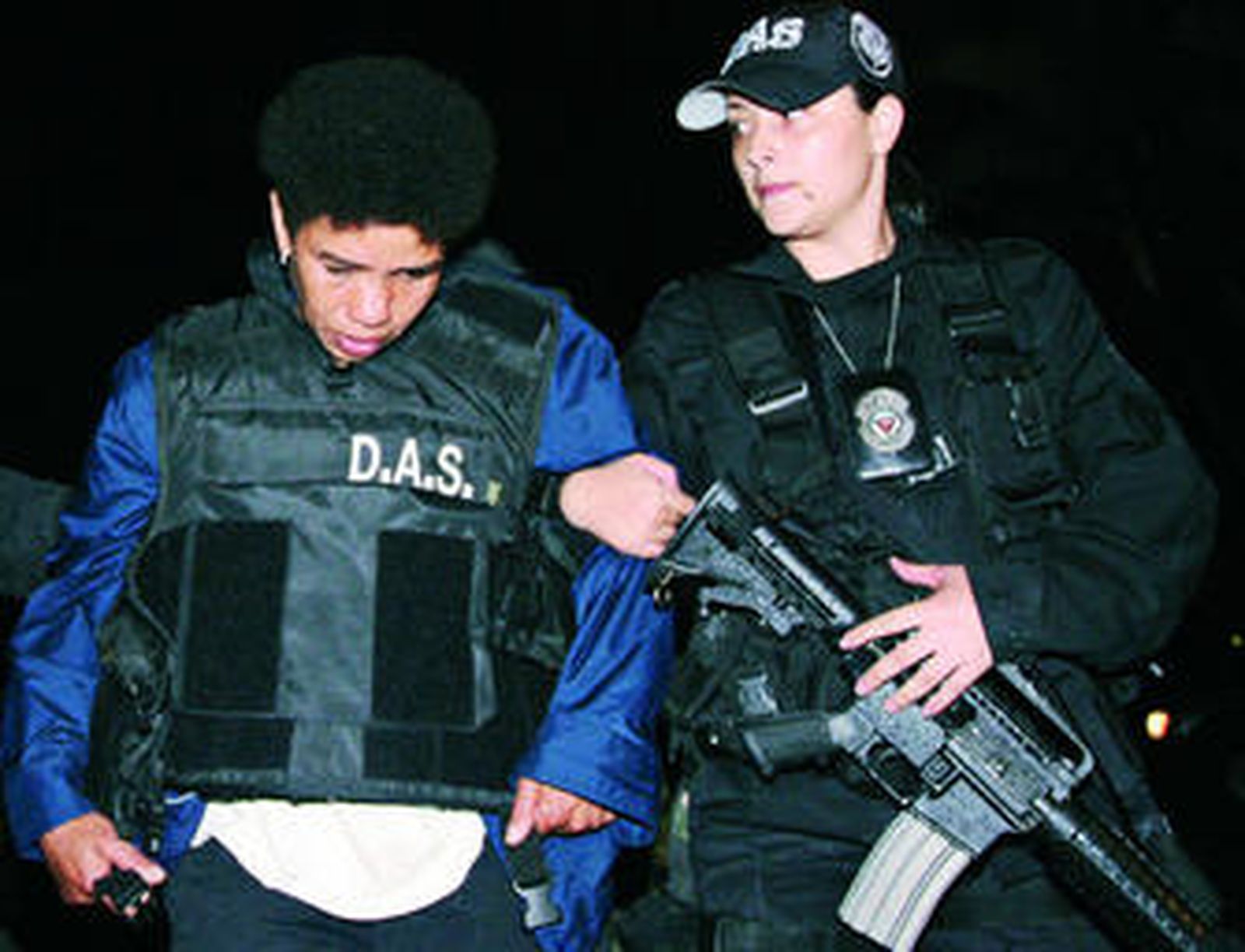 Elda Neyis Mosquera, alias Karina, es custodiada por un agente del DAS, tras su captura.