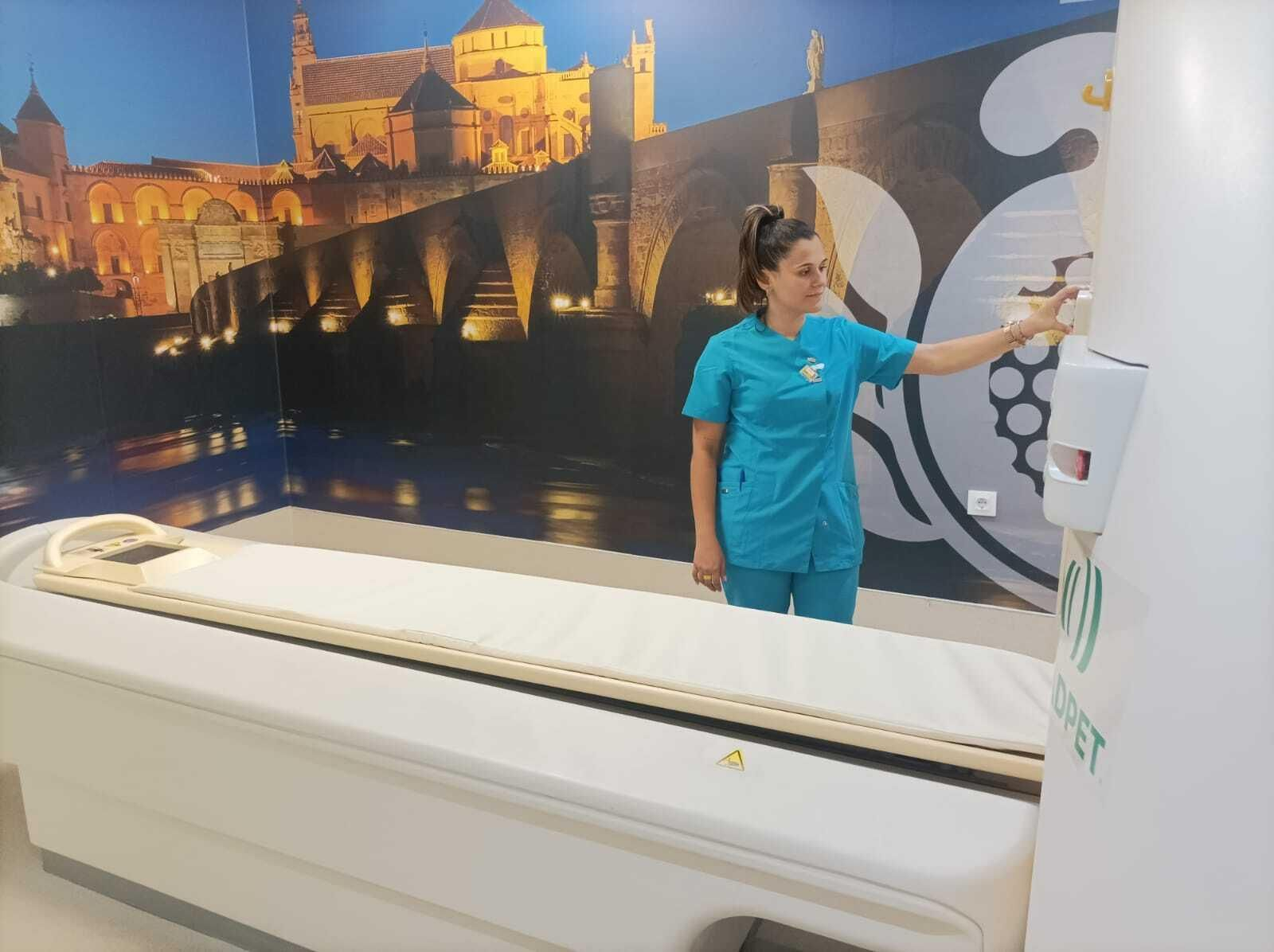 Una técnico de la unidad de medicina nuclear prepara las instalaciones para atender a un paciente.