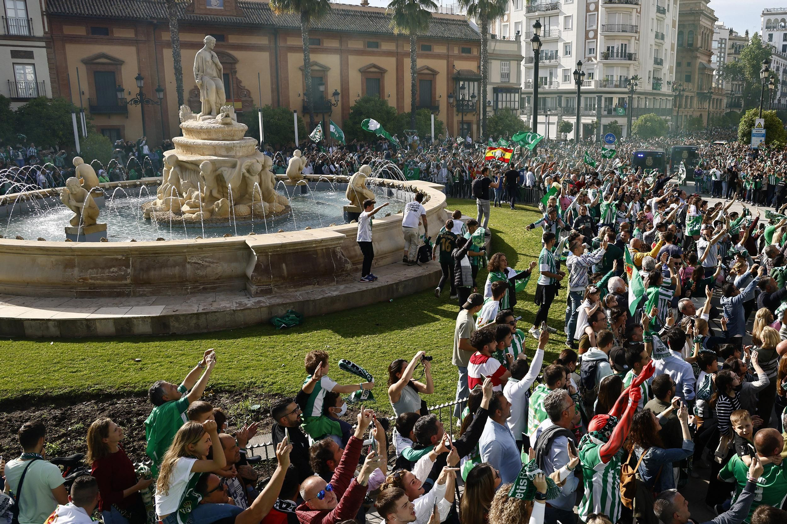 Las imágenes de la celebración del Betis por las calles de Sevilla