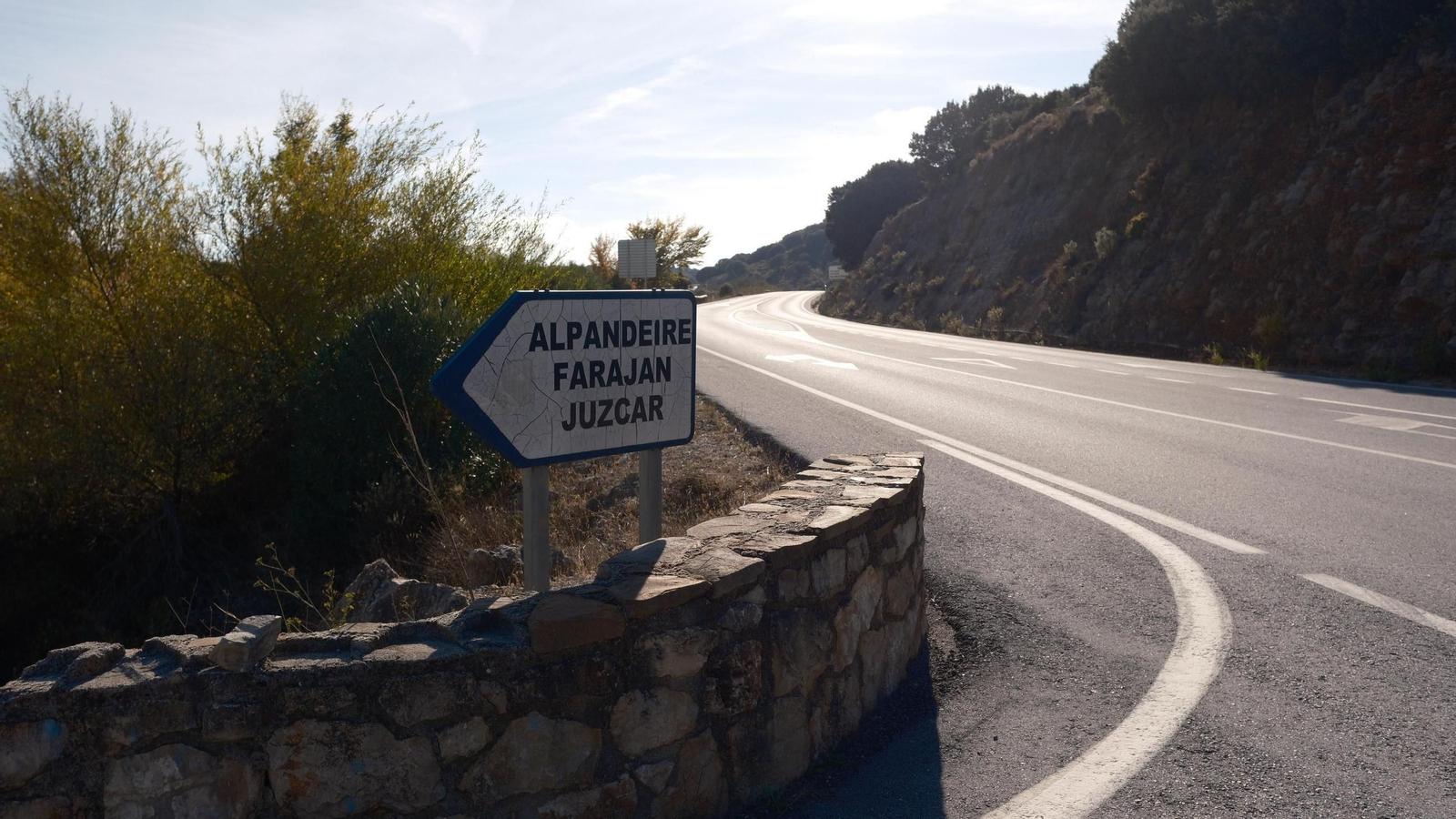 Cartel de entrada a Alpandeire