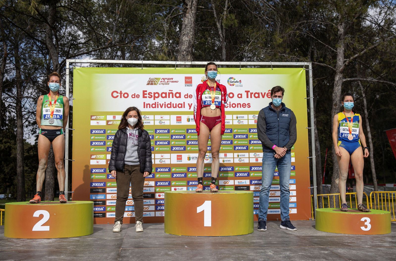 Carolina Robles, en la derecha, junto a Irene Irene Sánchez Escribano y la etíope Likina Amebaw.