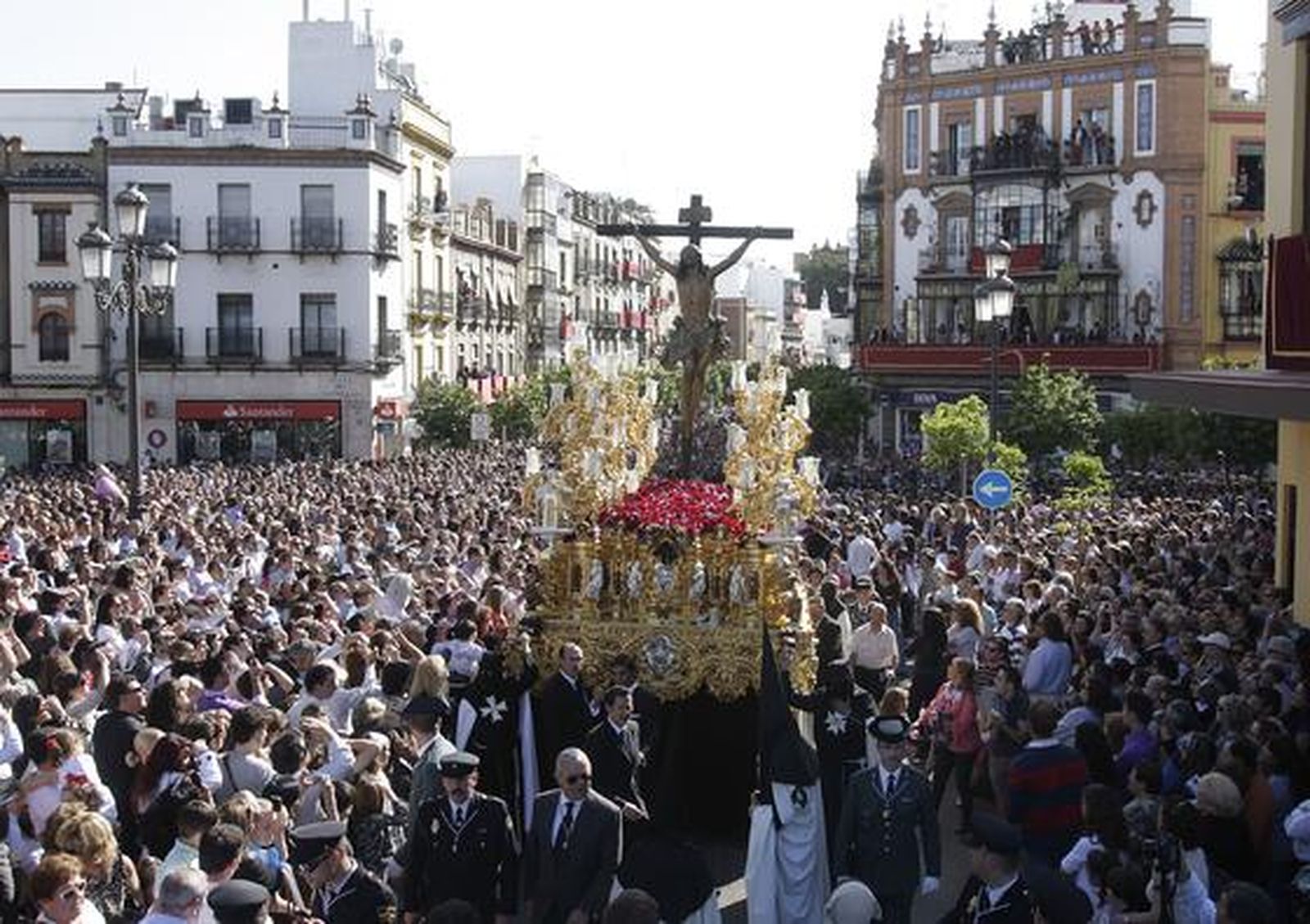 El Cachorro llena de belleza el Puente de Triana

Foto: Jose Angel Garcia