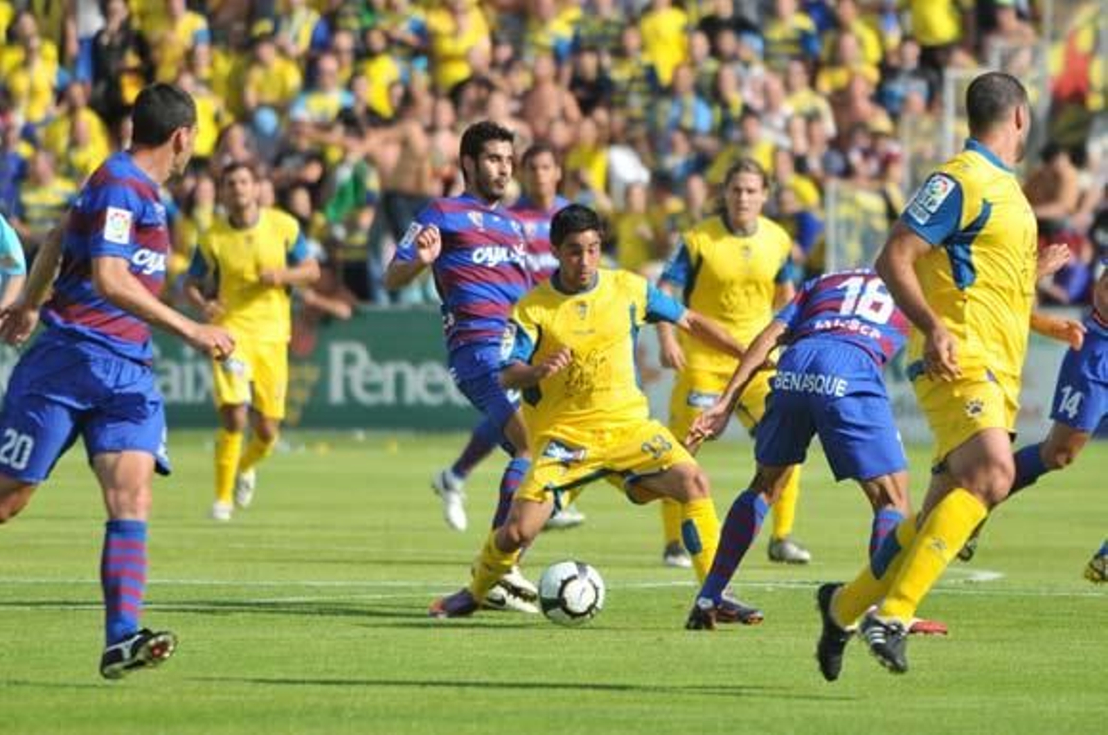 El equipo amarillo vuelve a los puestos de descenso y se complica la vida al perder por dos goles a uno frente al Huesca

Foto: LOF