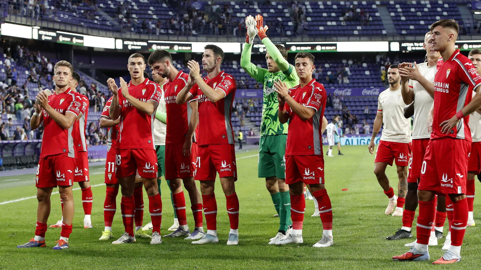 Los jugadores del Córdoba CF aplauden a sus aficionados.