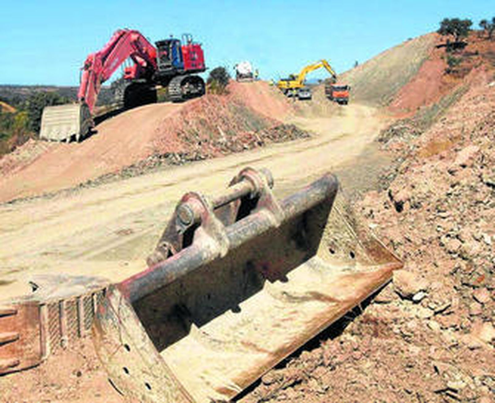 Obras de construcción de la carretera de acceso al embalse en 2013.