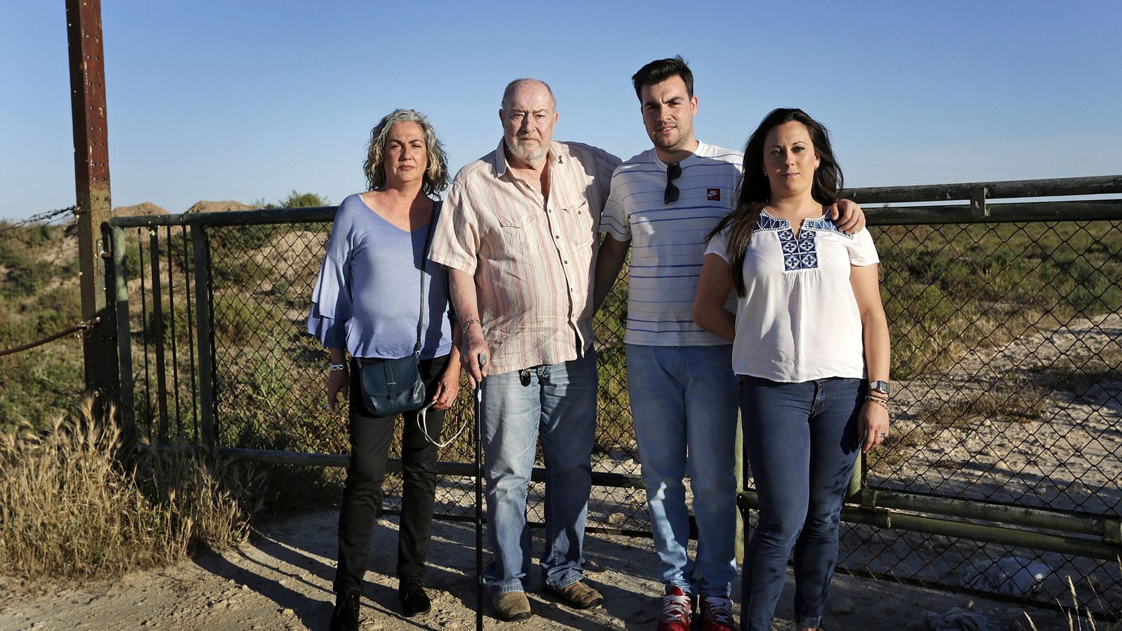 Isabel Galán, John Baker, John Baker hijo y Ana Iglesias, en las marismas donde se rodó 'El imperio del sol' en mayo de 2017.