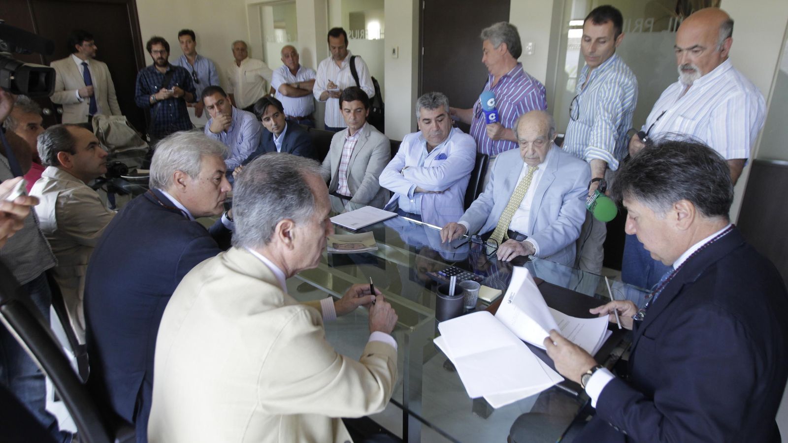 Momento de la firma del acta fundacional del Xerez DFC.