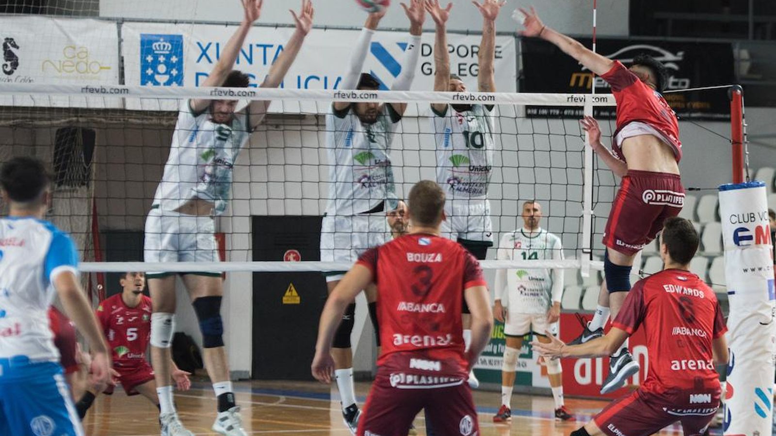 Los jugadores del conjunto ahorrador realizan un bloqueo durante su encuentro en Lugo.