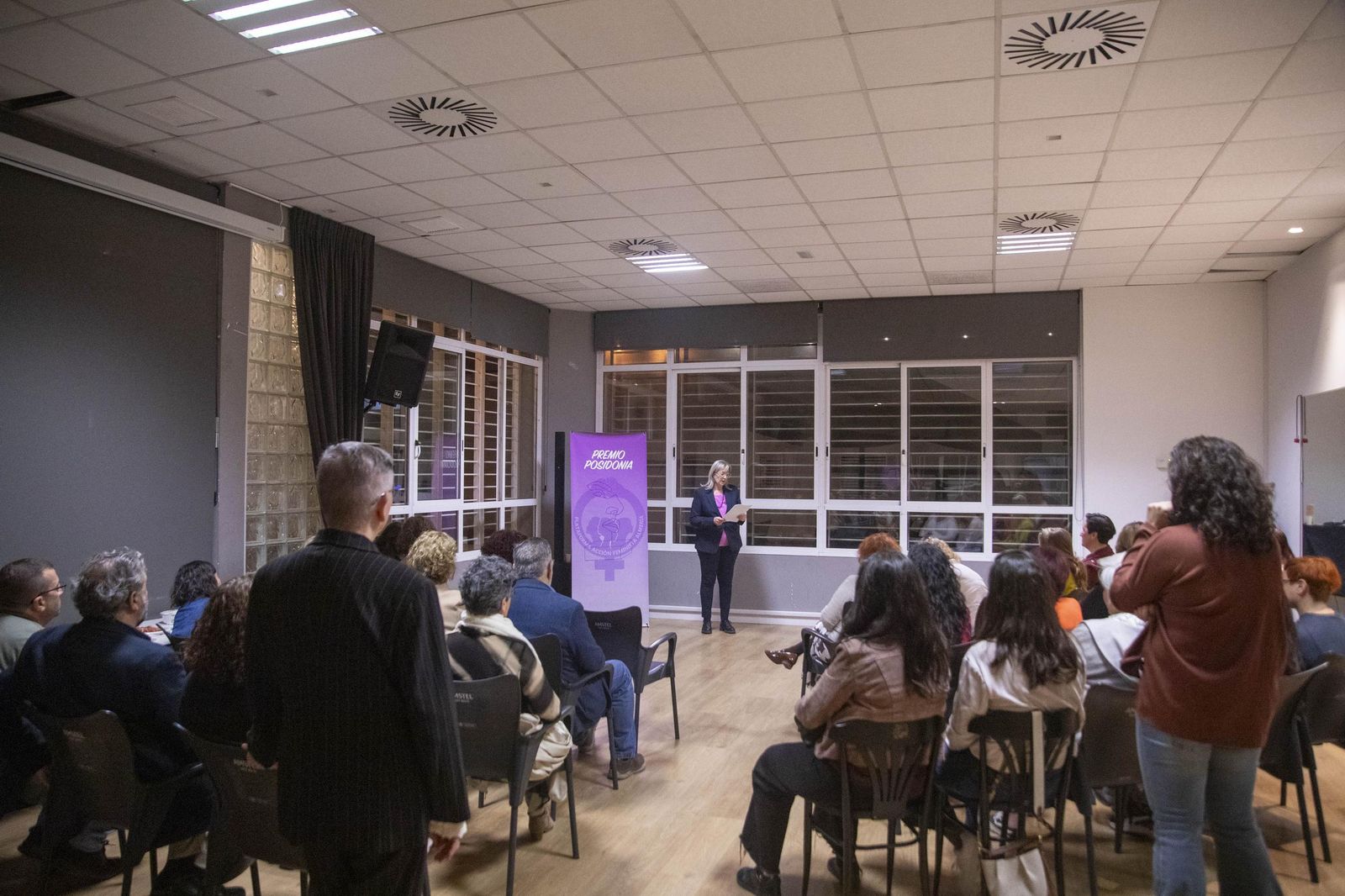 La Plataforma de Acción Feminista en Almería rinde homenaje a las mujeres de la Desbandá con su II Premio ‘Posidonia’ a Loli Sierra, vicepresidenta de la Asociación Memorialista de la Desbandá, en imágenes