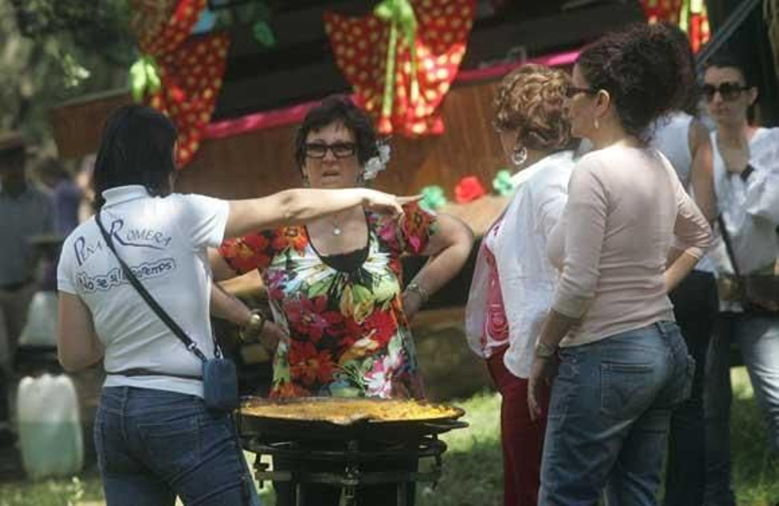 Varias personas en torno a una paella./Fotos:José María Quiñones