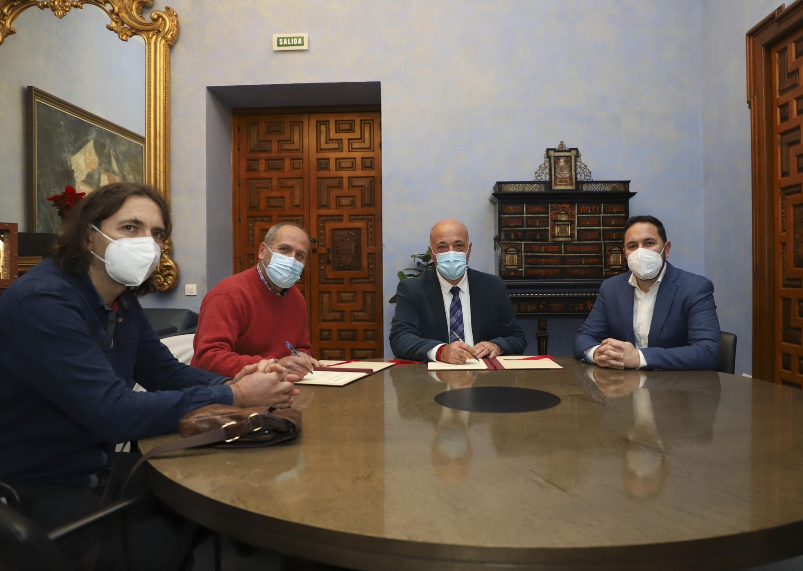 Firma del convenio entre la Diputación de Córdoba y la Plataforma A Desalambrar.