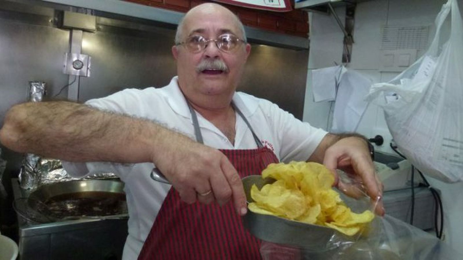 Antonio Rosales en su puesto de patatas fritas de El Corralón